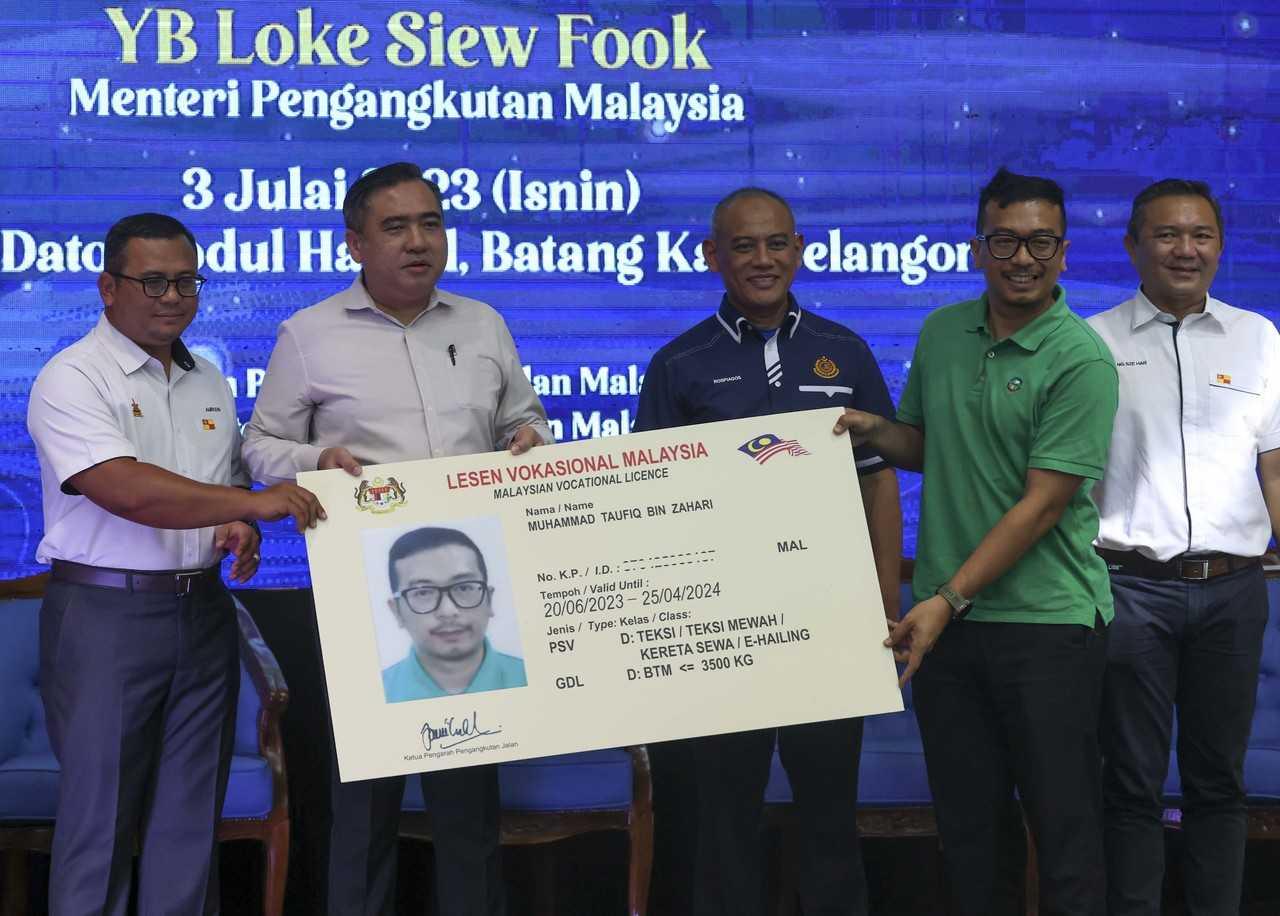 Transport Minister Anthony Loke (second from left) presents a replica of the Public Service Vehicle licence to driver Muhammad Taufiq Zahari (second from right) at the launch of the national-level MyPSV Programme 2023 in Batang Kali today, July 3, 2023. Photo: Bernama