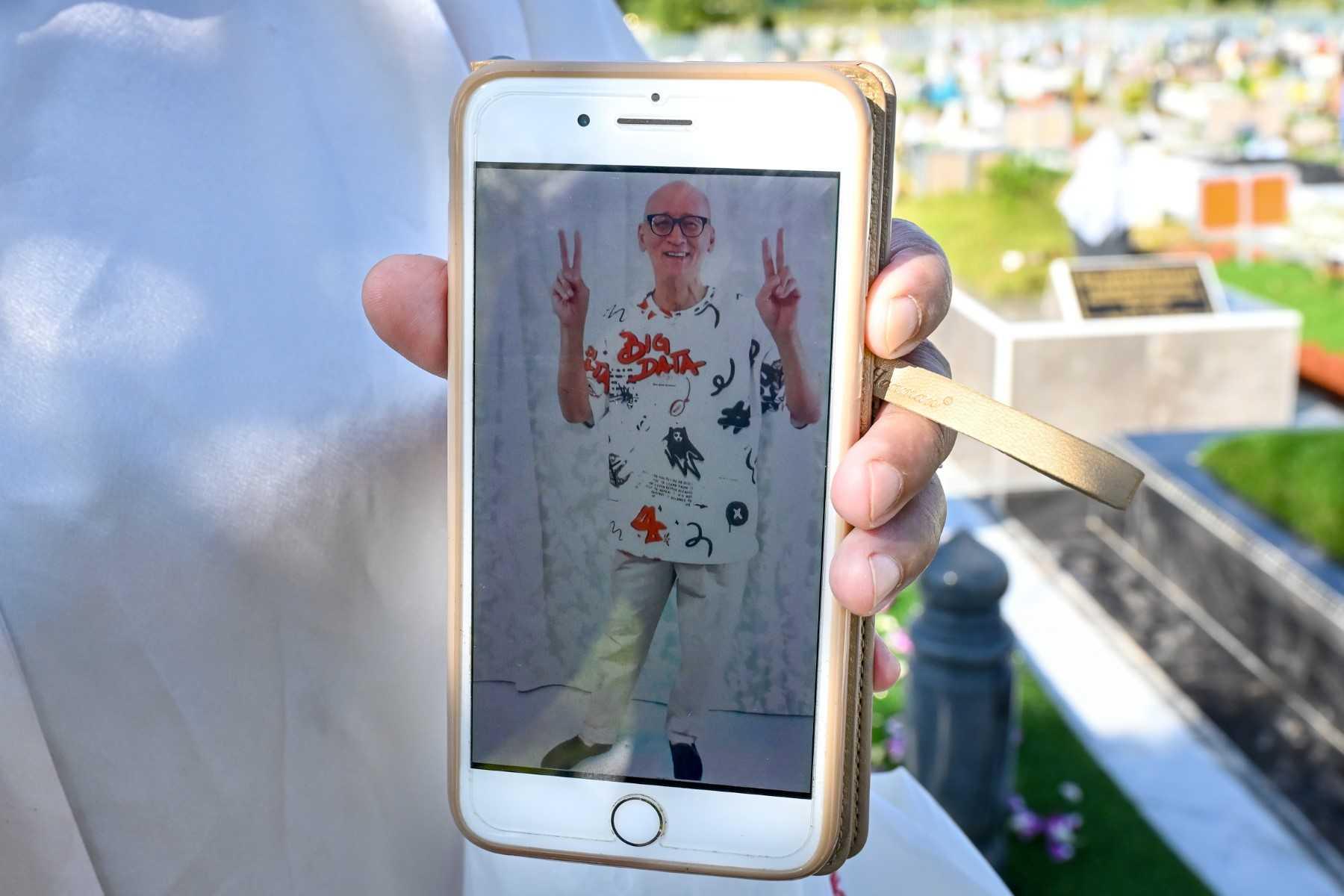 Gambar yang diambil pada 1 Mei ini menunjukkan telefon milik Nazira Lajim Hertslet memaparkan imej 'gambar' penjara rasmi abangnya Nazeri Lajim, yang dihukum mati kerana mengedar dadah, ketika dia melawat kuburnya di tanah perkuburan Islam di Singapura. Gambar: AFP
