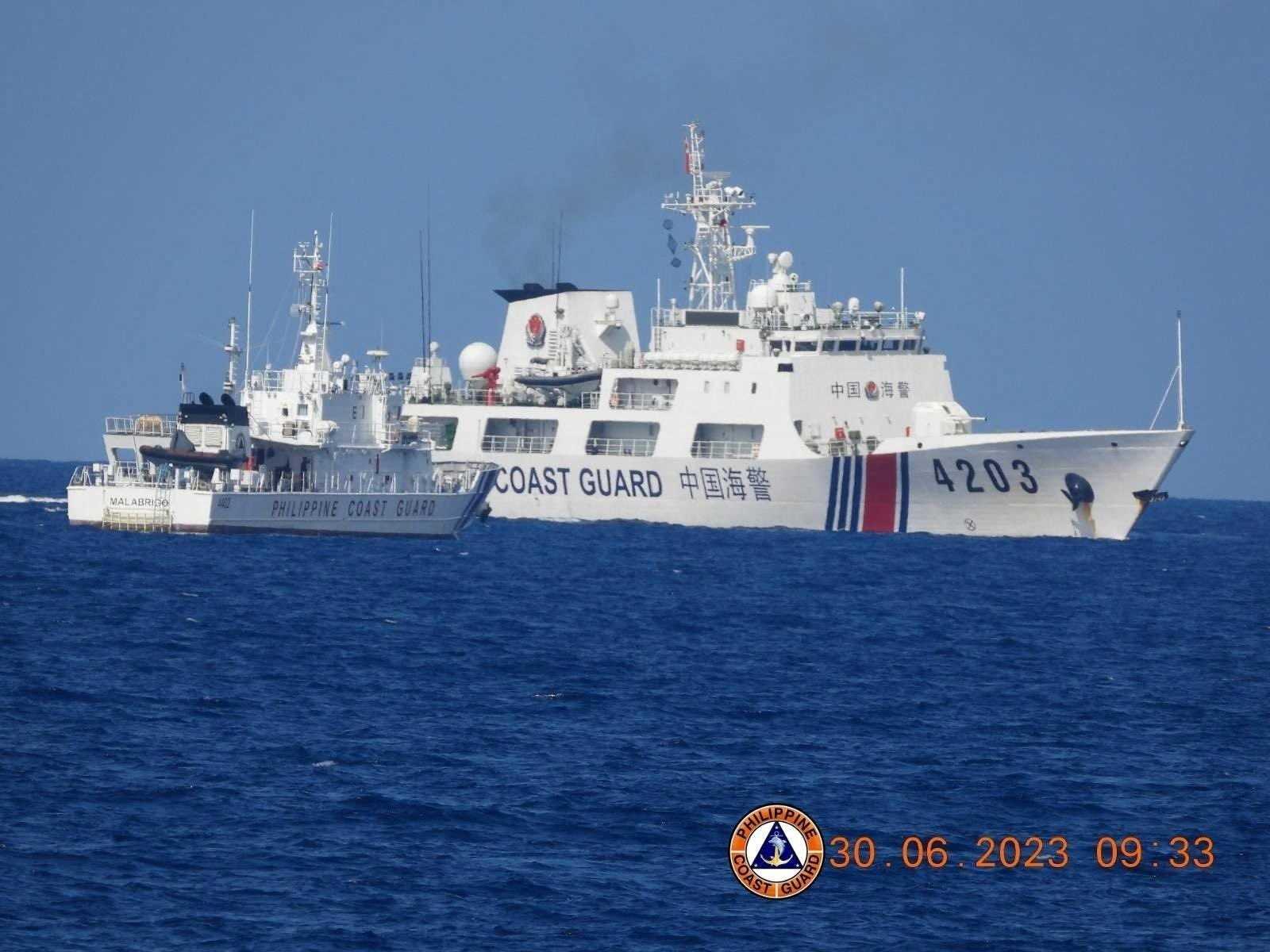 Sebuah kapal Pengawal Pantai China didakwa menghalang kapal Pengawal Pantai Filipina Malabrigo ketika ia memberikan bantuan sewaktu operasi Tentera Laut Filipina berhampiran lokasi titik pertikaian Second Thomas Shoal di Laut China Selatan, 30 Jun. Gambar: Reuters