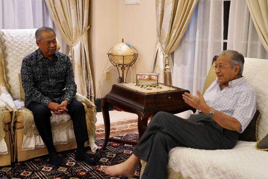 Pengerusi Perikatan Nasional Muhyiddin Yassin (kiri) dan bekas perdana menteri Dr Mahathir Mohamad di kediamannya semalam. Gambar: Facebook