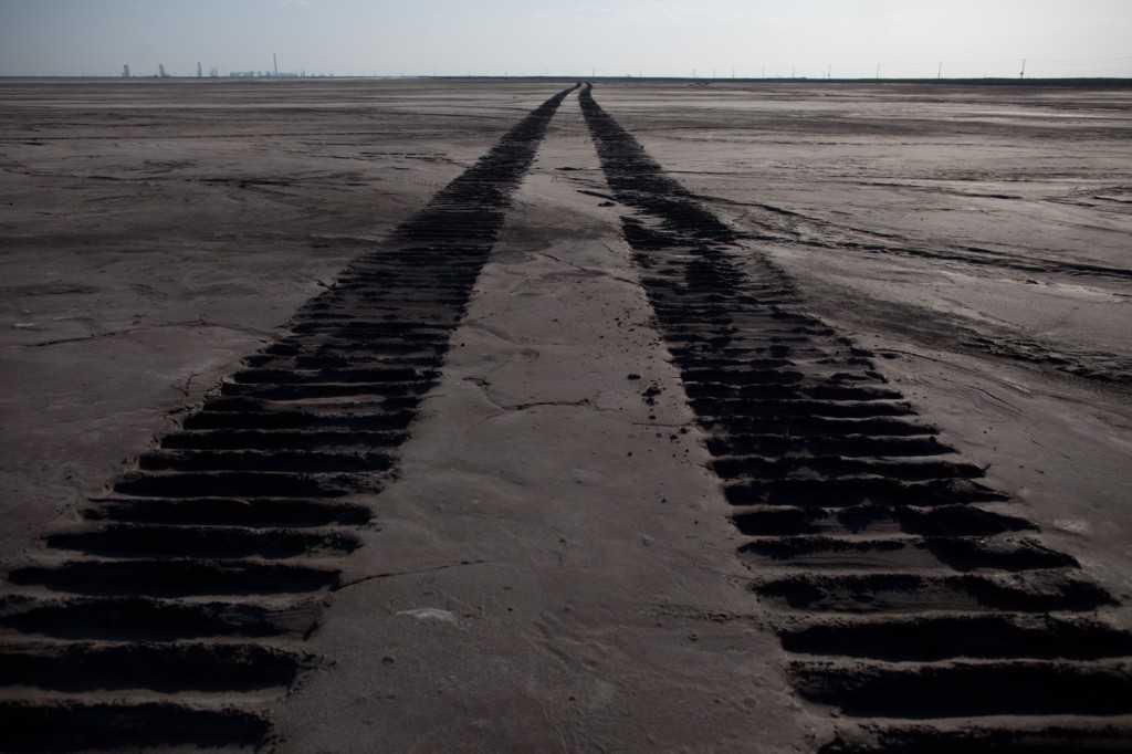 A photo taken on Aug 19, 2012 shows vehicle tracks on a 'toxic lake' surrounded by rare earth refineries near the inner Mongolian city of Baotou. Photo: AFP 