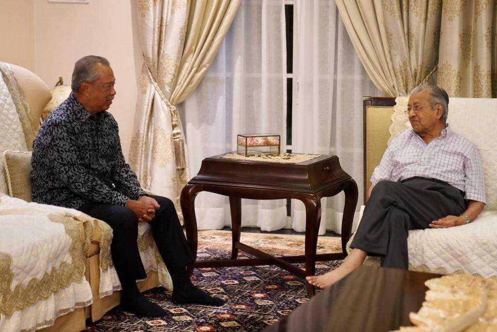 Pengerusi Perikatan Nasional Muhyiddin Yassin (kiri) dan bekas perdana menteri Dr Mahathir Mohamad di kediamannya semalam. Gambar: Facebook