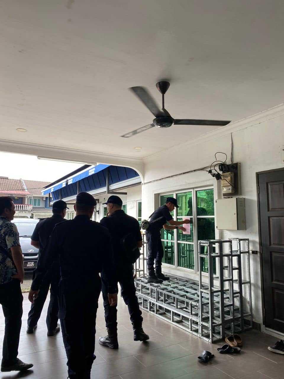 Enforcement officers from the Gombak district and land office and Selayang Municipal Council at the Gombak Setia service centre yesterday. Photo: Facebook