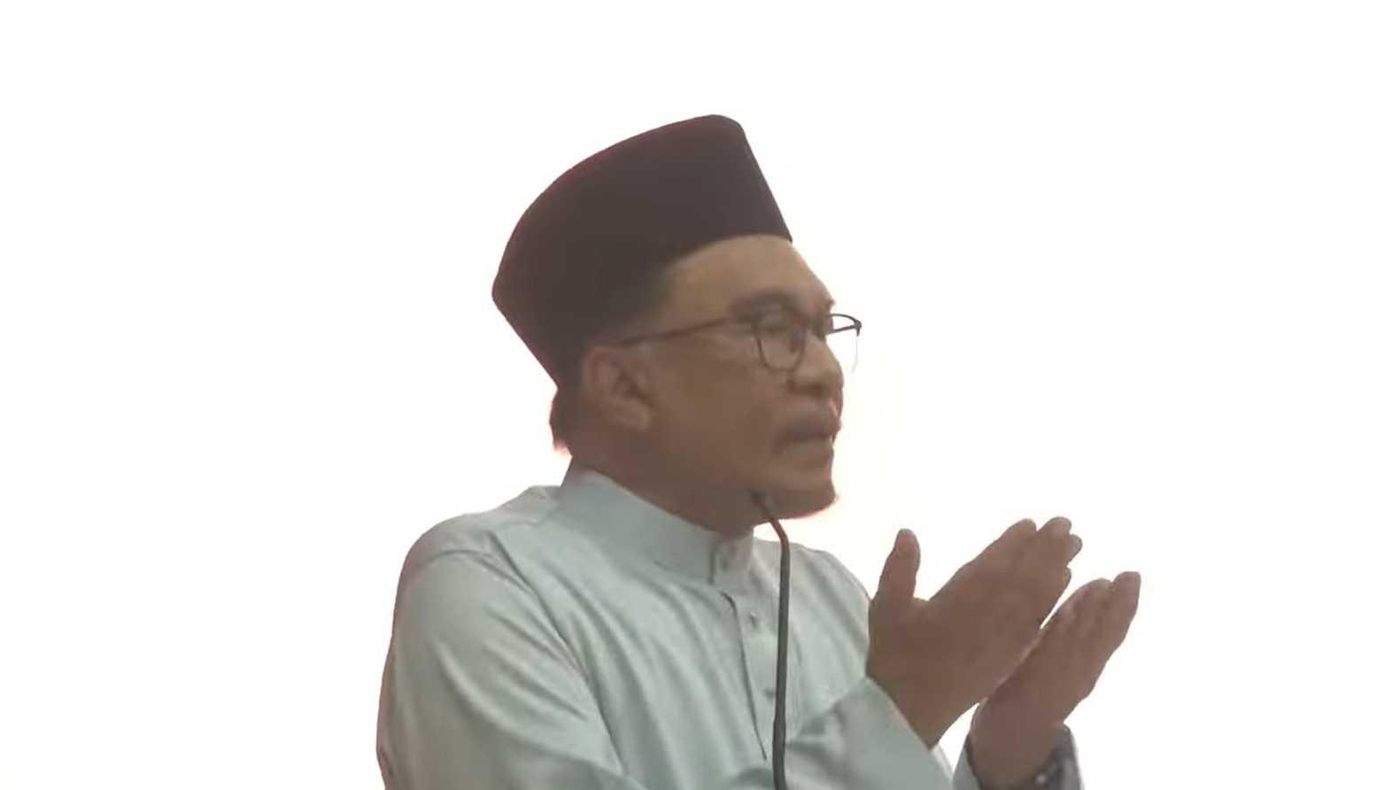 Perdana Menteri Anwar Ibrahim menyampaikan ucapan pada Majlis Amanat Perdana Menteri Bersama Penjawat Awam Negeri Sembilan di Dewan Bandaraya Seremban, hari ini.