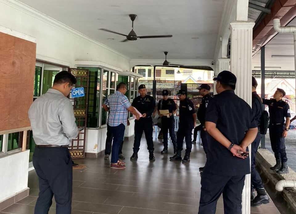 Penguat kuasa Pejabat Daerah dan Tanah Gombak serta Majlis Perbandaran Selayang (MPS) hadir ke pusat khidmat DUN Gombak Setia semalam. Gambar: Facebook