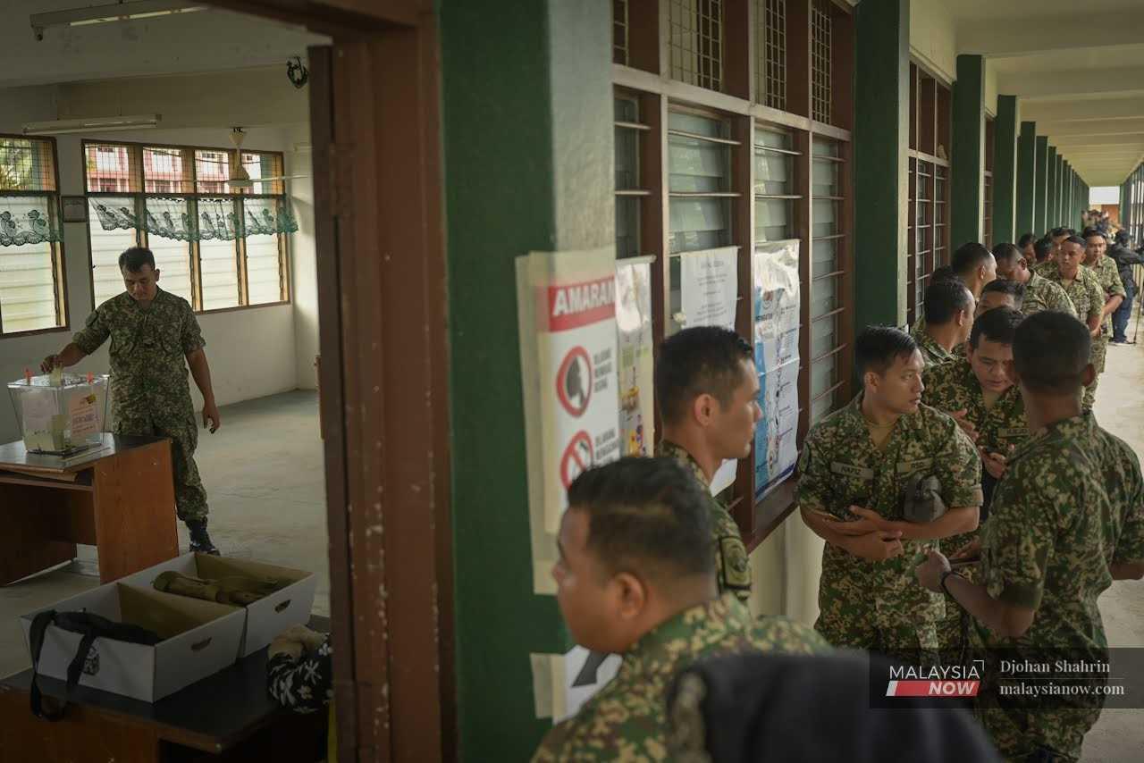 Anggota Tentera beratur untuk menjalankan tanggungjawab mengundi awal bagi Parlimen Bandar Tun Razak di Kem Tentera Sungai Besi.
