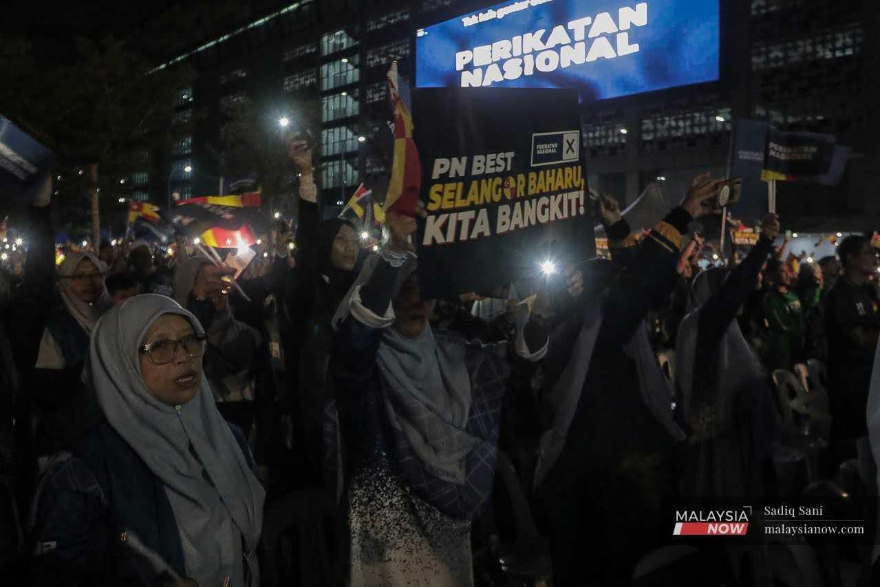 Penyokong berkumpul ketika acara Perikatan Nasional di Shah Alam, menjelang PRN di Selangor.