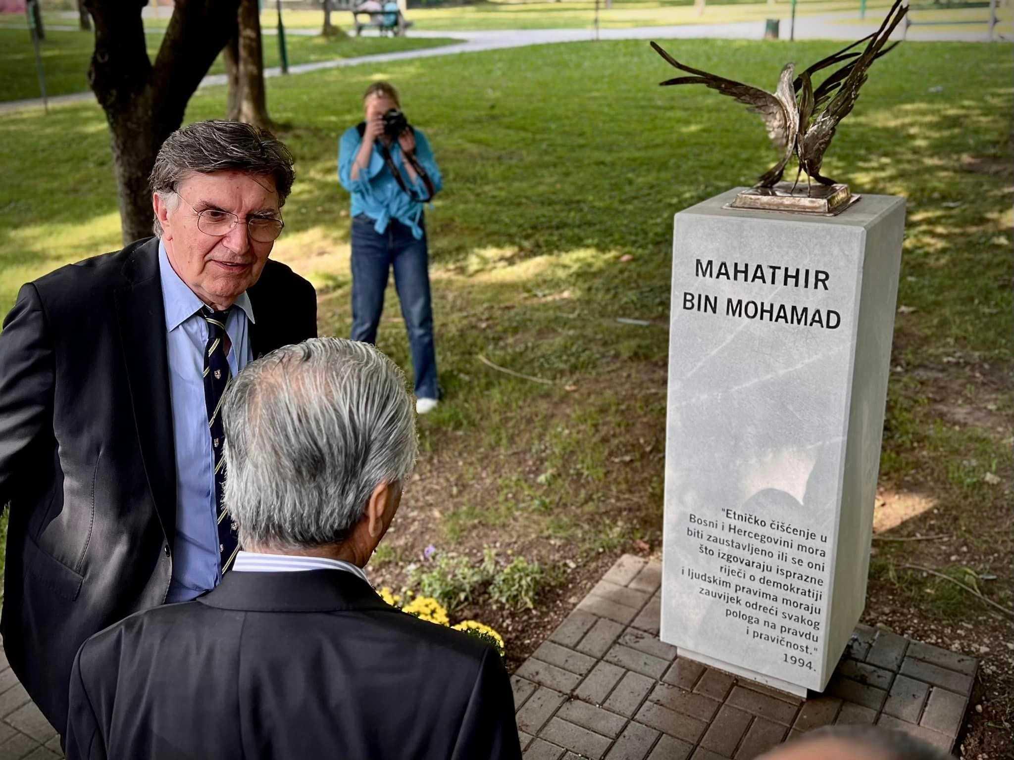 Mahathir melawat monumen yang didirikan di sebuah taman di Sarajevo, Bosnia dan Herzegovina, sebagai tanda penghormatan kepada beliau atas kelantangannya terhadap negara Balkan semasa pembersihan etnik pada awal 1990-an. Prasasti itu adalah terjemahan daripada ucapannya pada tahun 1994: 'Pembersihan etnik Bosnia dan Herzegovina mesti dihentikan atau mereka yang hanya bercakap kosong tentang demokrasi dan hak asasi manusia berhenti daripada berpura-pura pada kebenaran’. Gambar: Dr Mahathir Mohamad