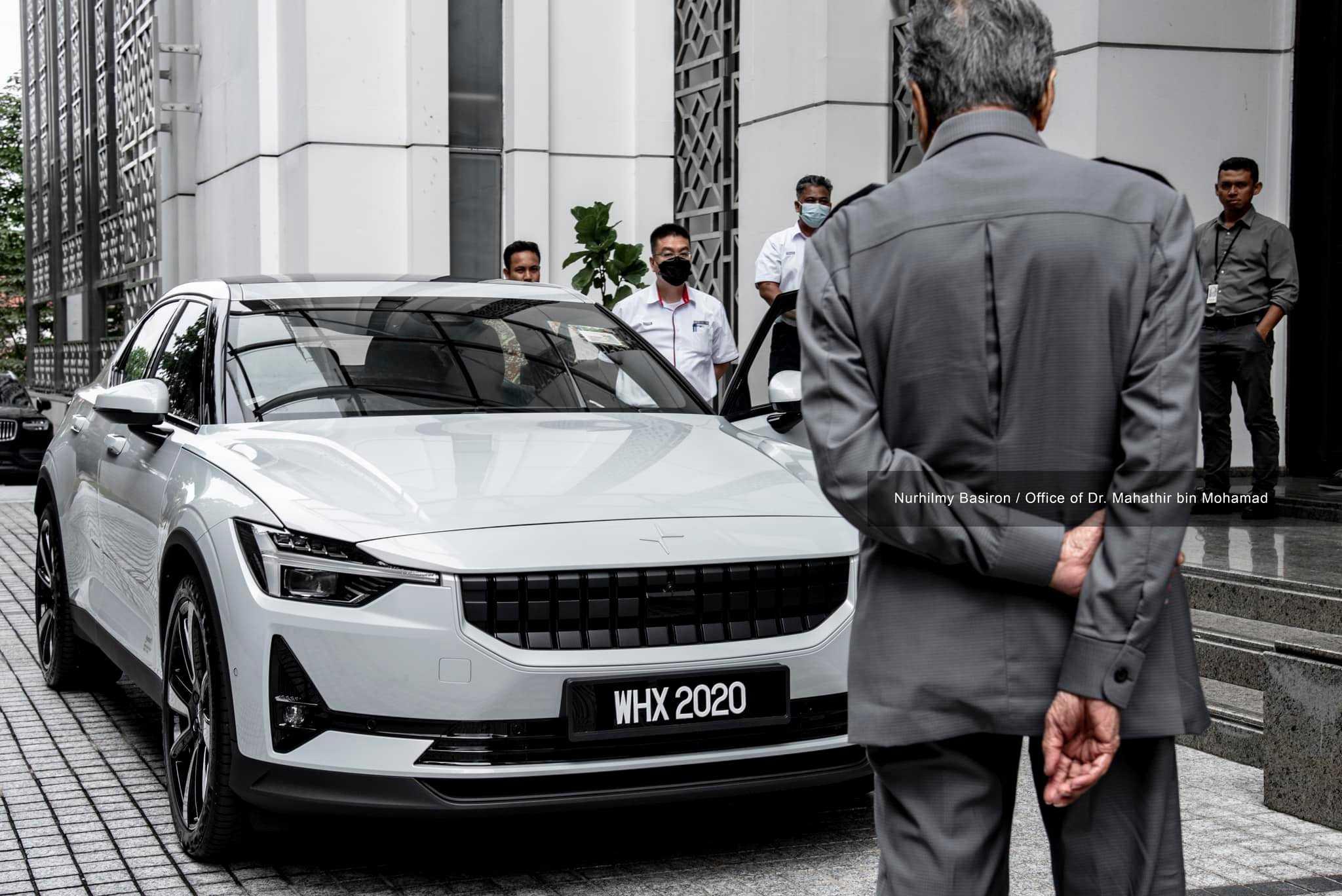 Mahathir melihat kenderaan elektrik yang dibangunkan oleh Proton dan Geely dari China. Sebagai seorang peminat tegar dunia permotoran, beliau bukanlah peminat utama teknologi EV, mengatakan bahawa elektrik masih perlu dijana daripada loji yang mencemarkan. Gambar: Dr Mahathir Mohamad