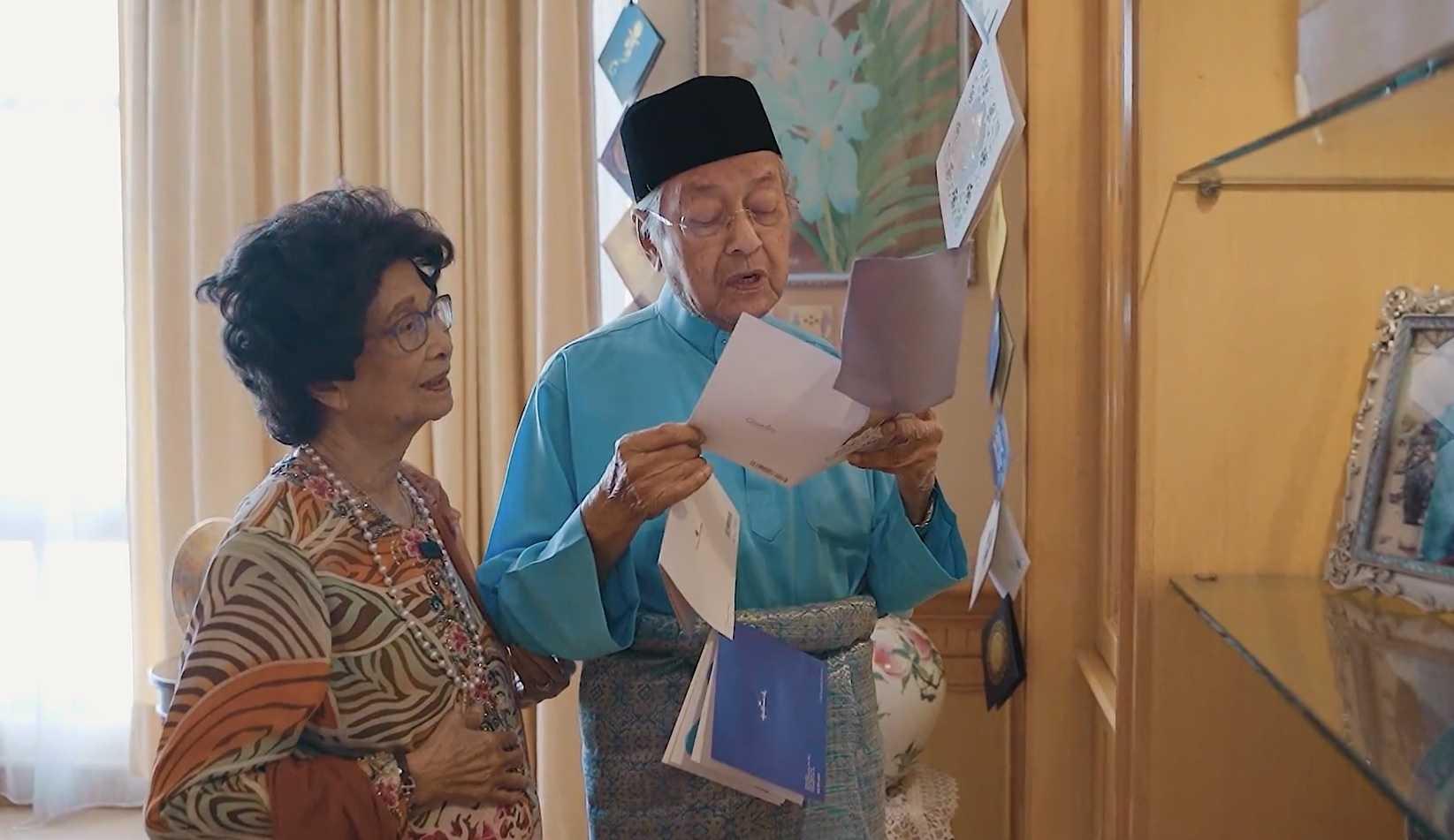Ketika pertama kali menjadi perdana menteri yang menjangkau lebih dua dekad, Mahathir dan isterinya sering muncul di kaca televisyen saban tahun untuk membacakan kad ucapan Aidilfitri yang diterima mereka. Tahun ini, mereka meneruskan tradisi membaca kad ucapan secara dalam talian. Gambar: Dr Mahathir Mohamad