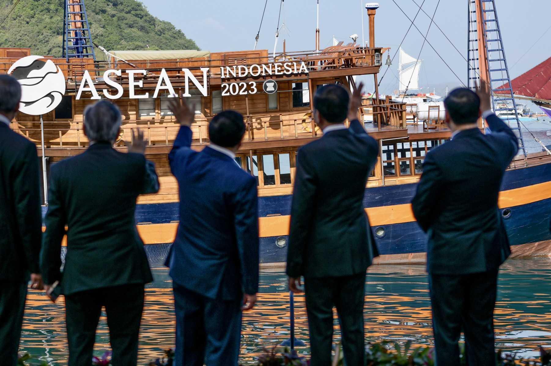 Leaders wave during the Asean Summit in Labuan Bajo on May 10. Photo: AFP