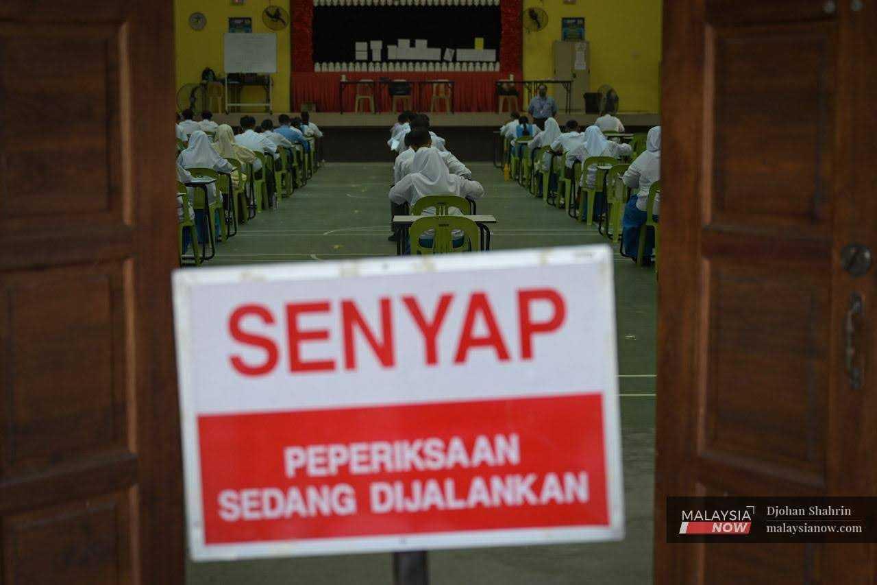 Gambar fail pelajar menduduki peperiksaan di sebuah sekolah menengah di Sentul, Kuala Lumpur.