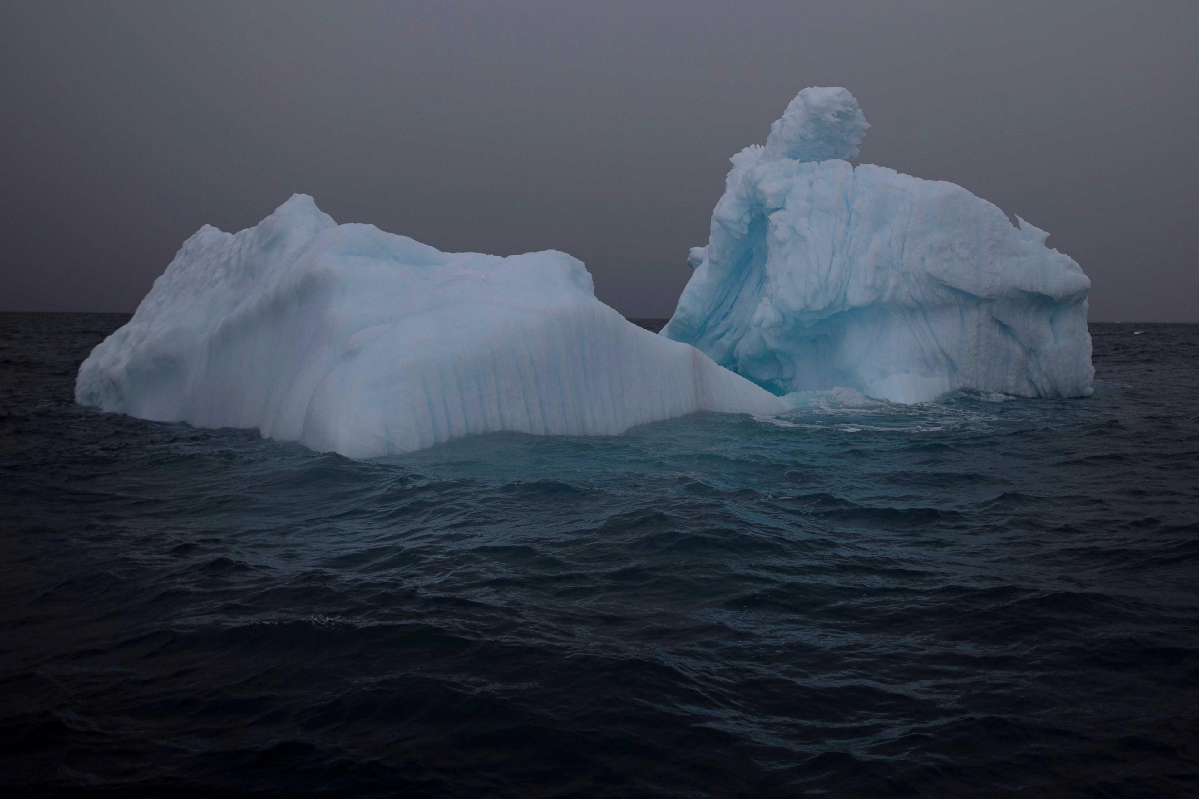 Sebuah bongkah ais terapung berhampiran Pulau Two Hummock, Antartika, 1 Februari 2020. Gambar: Reuters