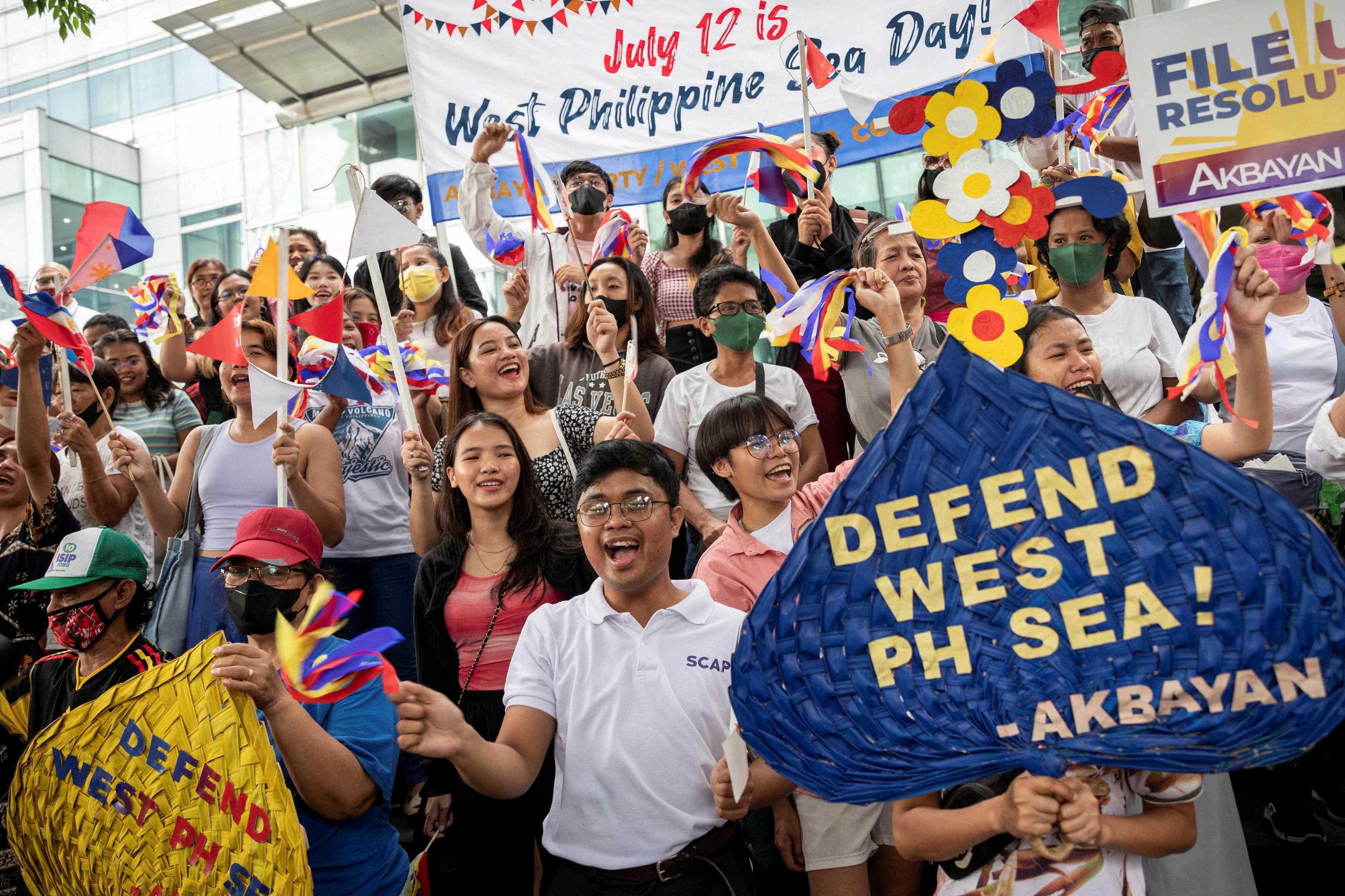 Aktivis Filipina berkumpul di luar pejabat konsular China untuk memperingati ulang tahun kemenangan Filipina menentang China dalam keputusan timbang tara PBB di Laut China Selatan, di Bandaraya Makati, Metro Manila, Filipina, 12 Julai. Gambar: Reuters