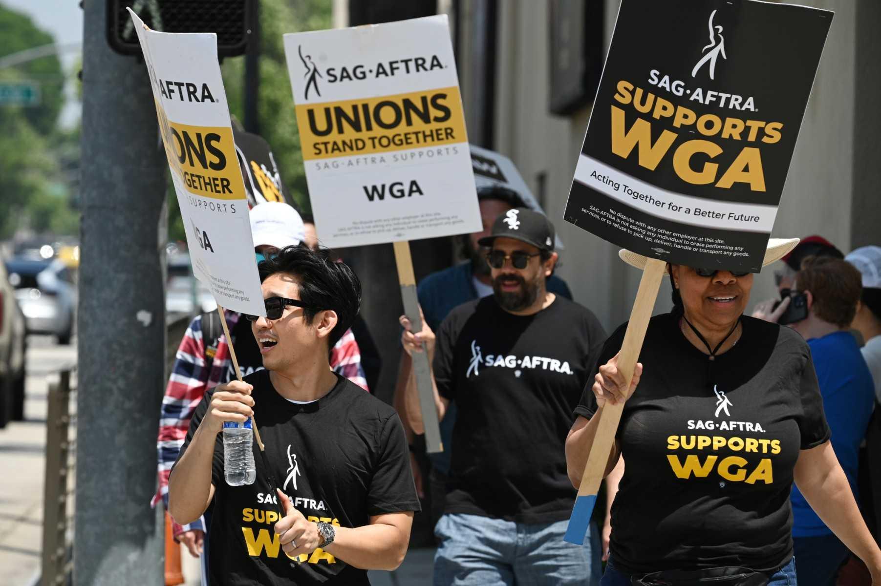 Hollywood writers and their supporters from the SAG Aftra actors' union walk the picket line outside Warner Bros Studios in Burbank, California, June 30. Photo: AFP