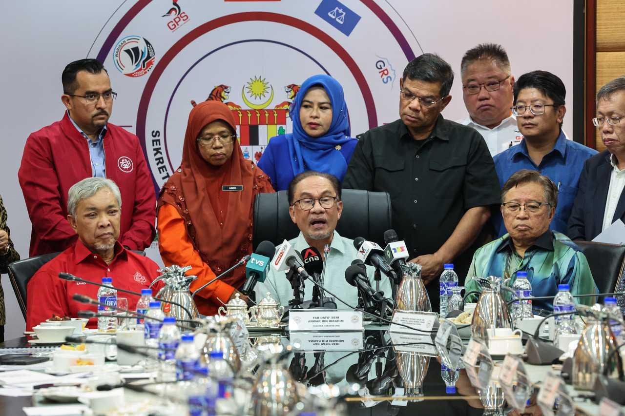 Perdana Menteri Anwar Ibrahim (tengah) mempengerusikan Majlis Perundingan Pimpinan Kerajaan di Pusat Dagangan Dunia Kuala Lumpur, bersama pemimpin parti lain. Gambar: Bernama