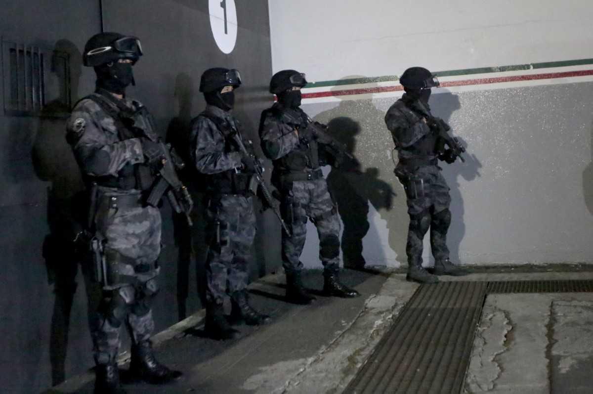 Police stand guard before the arrival of Hector 'El Guero' Palma Salazar, member of the Sinaloa cartel at the international airport in Mexico City on June 15, 2016. Photo: AFP