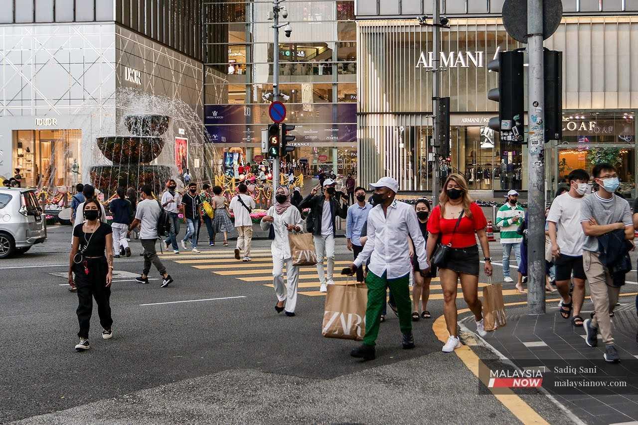 A former senior officer of the Malaysian Anti-Corruption Commission says there are more non-Malays as givers and more Malays as takers in cases of corruption, as a debate brews between politicians over the ethnic composition of graft offenders.