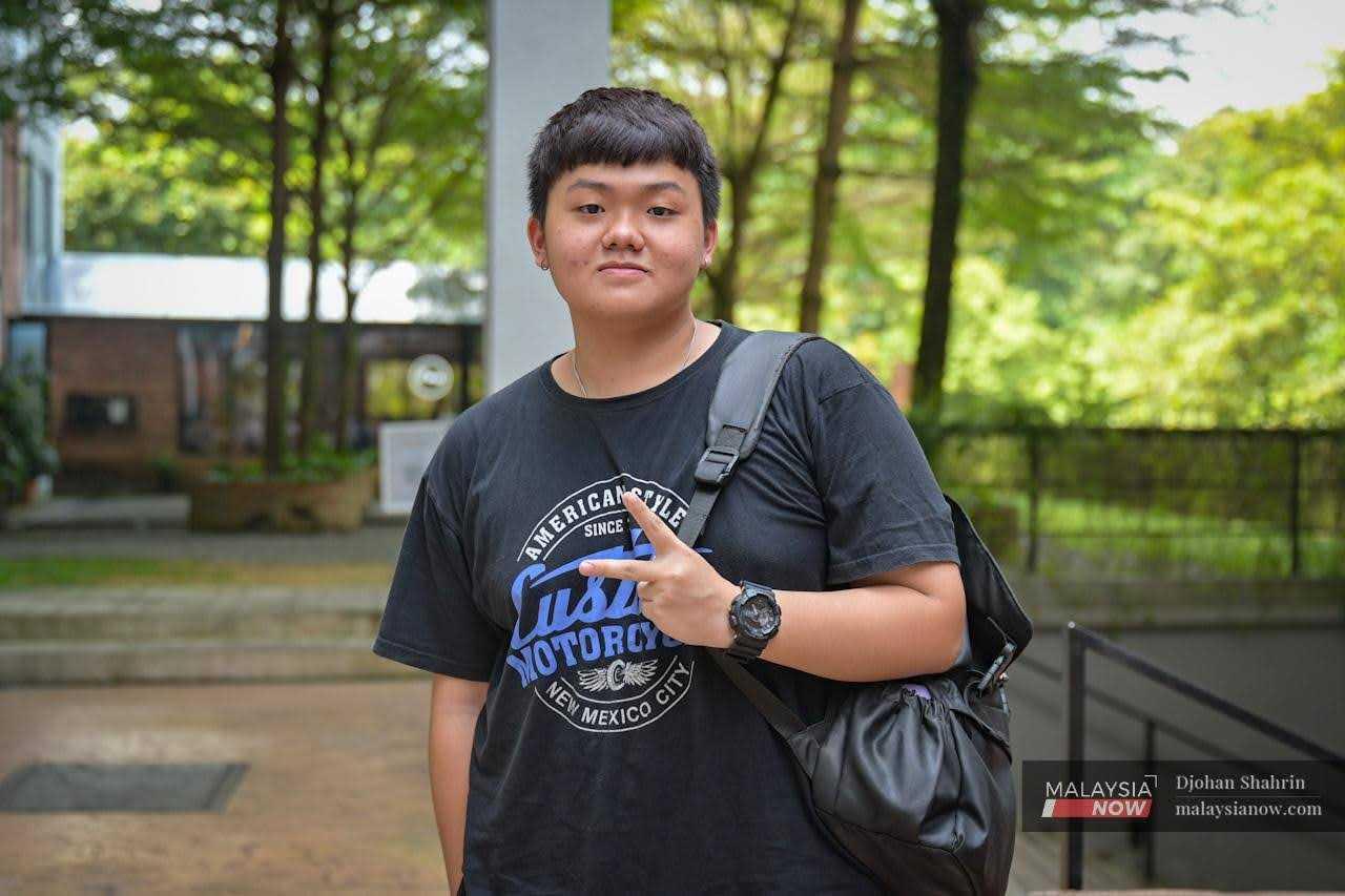 Pelajar jurusan teknologi maklumat, Low De Wei, 20, akan mengundi buat kali kedua dalam PRN di Selangor. Beliau percaya bahawa Undi 18 mampu membuat keputusan terbaik, berdasarkan pendedahan mereka kepada perkembangan politik di internet. 