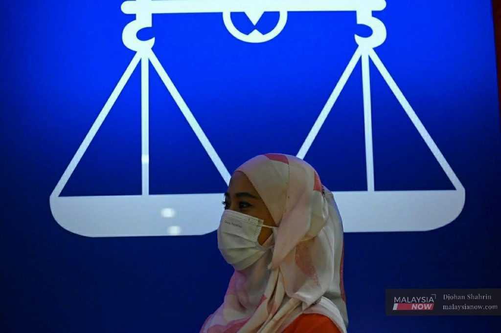 MCA dan MIC adalah komponen Barisan Nasional bersama Umno di Semenanjung.