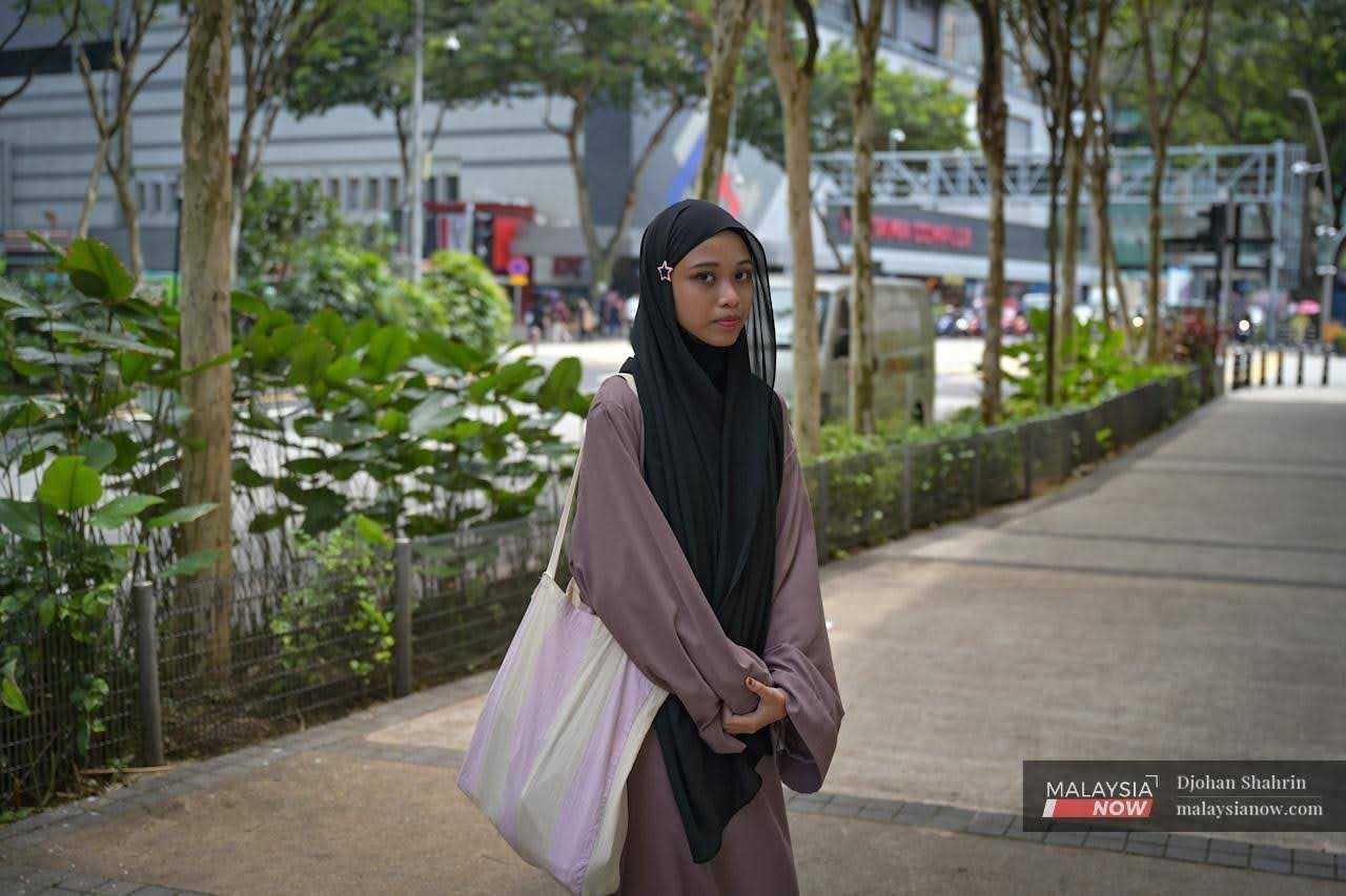 Anessa Syauqina Ruzailan, 19, sedang melanjutkan pelajaran dalam bidang fesyen dan akan mengundi buat kali kedua pada PRN Selangor bulan depan. Beliau berharap kerajaan akan mewujudkan lebih banyak peluang pekerjaan kepada golongan belia. 