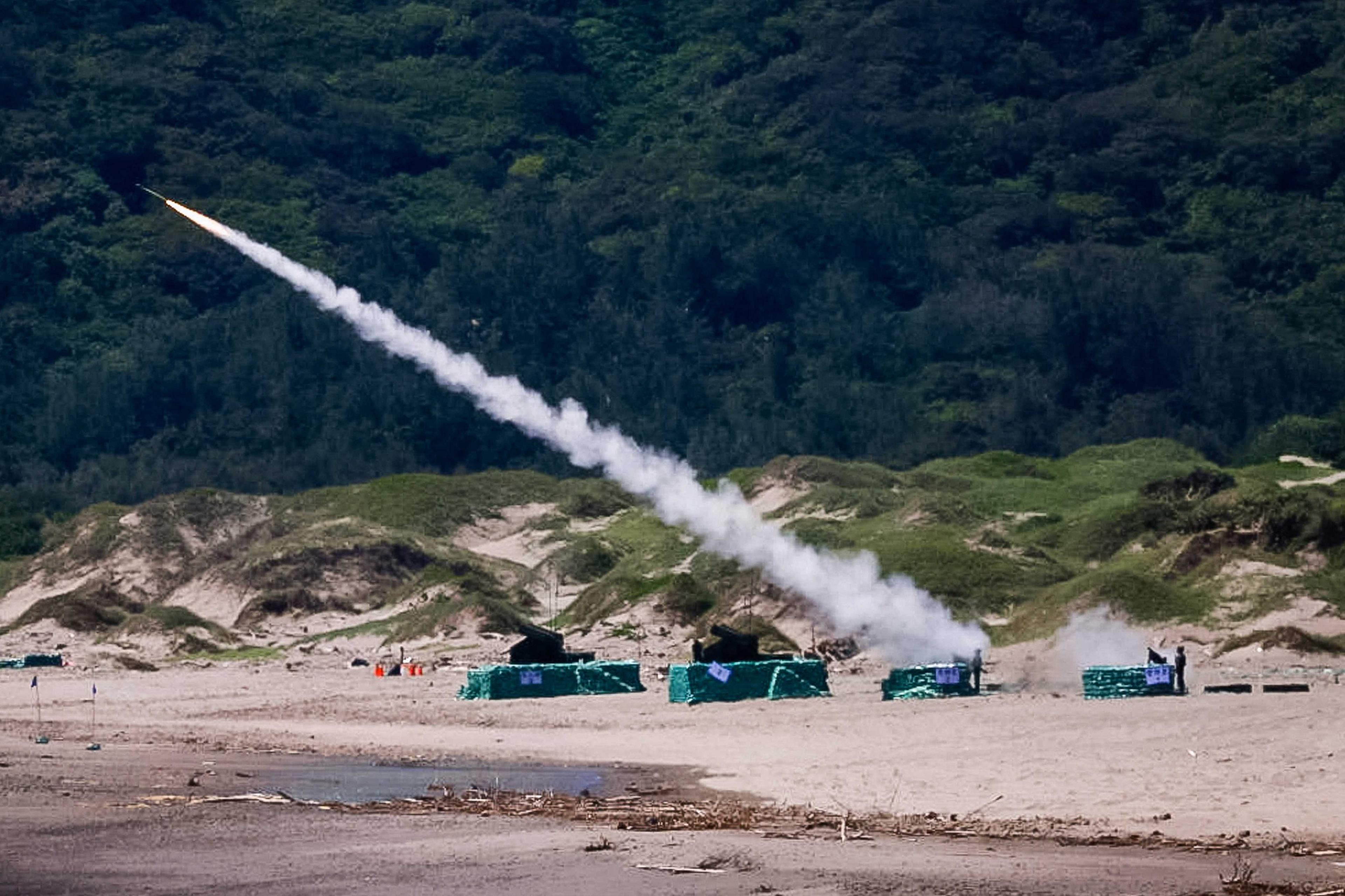 A Taiwanese military soldier launches a US made Stinger missile during a live-firing exercise in Pingtung, Taiwan July 4. Photo: Reuters
