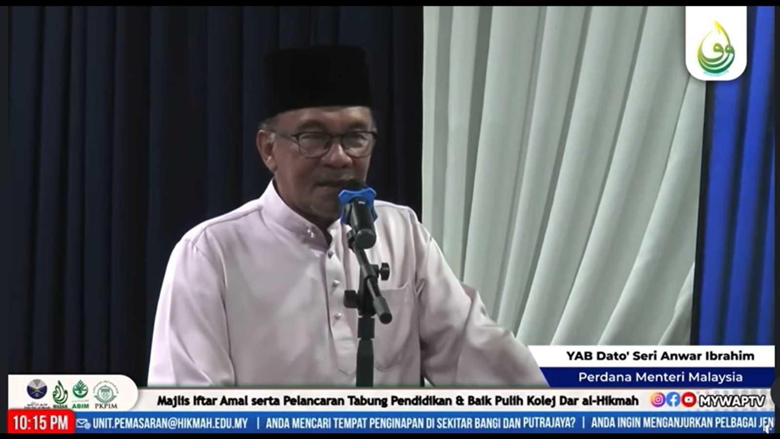 Anwar Ibrahim bercakap pada majlis mengumpul dana untuk sebuah kolej swasta di Kajang pada 19 April, di mana beliau menyebut hasil daripada penjualan rumahnya di Bukit Segambut. Gambar: Facebook
