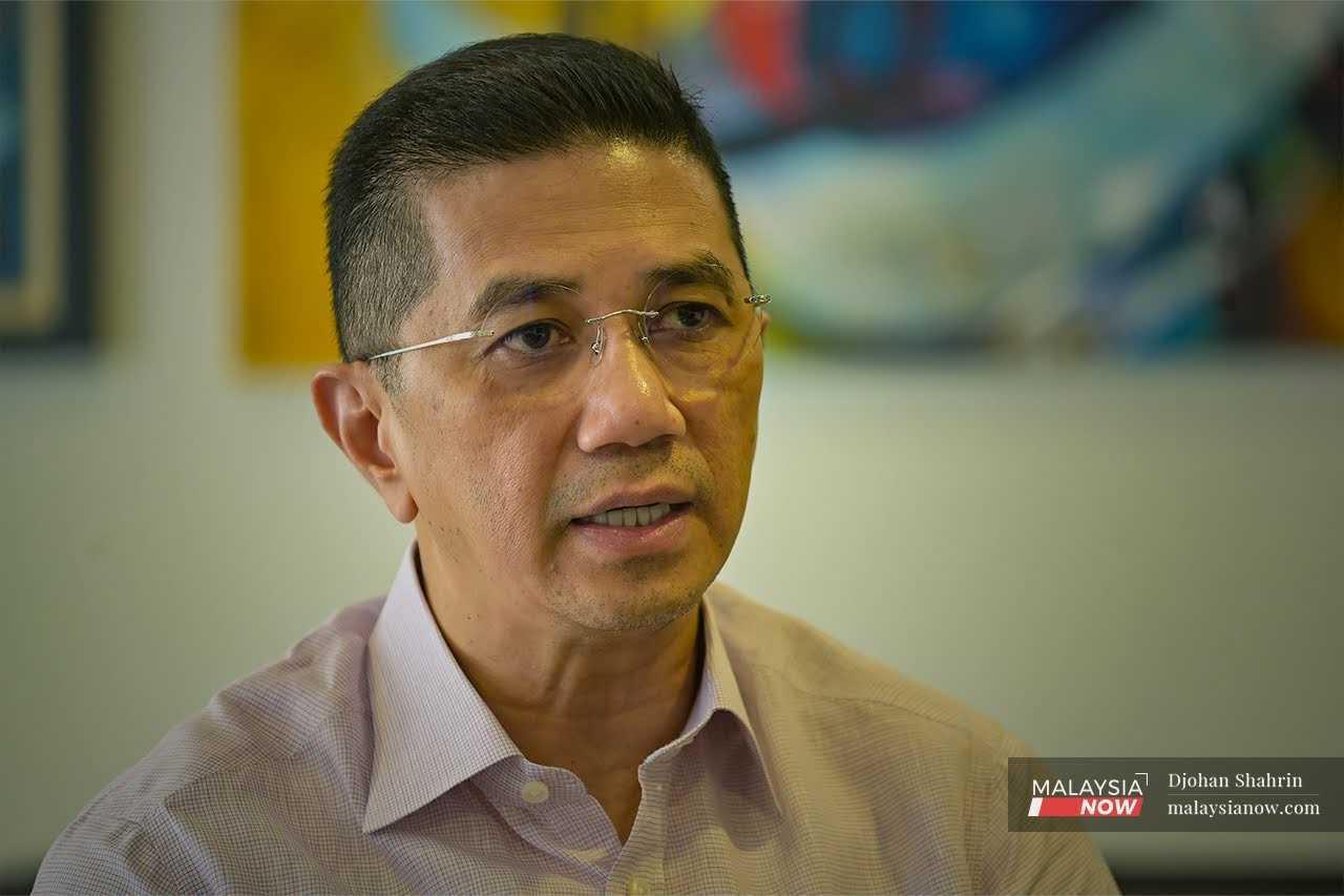 Bekas menteri perdagangan antarabangsa dan industri Mohamed Azmin Ali bercakap kepada MalaysiaNow di Bangsar.