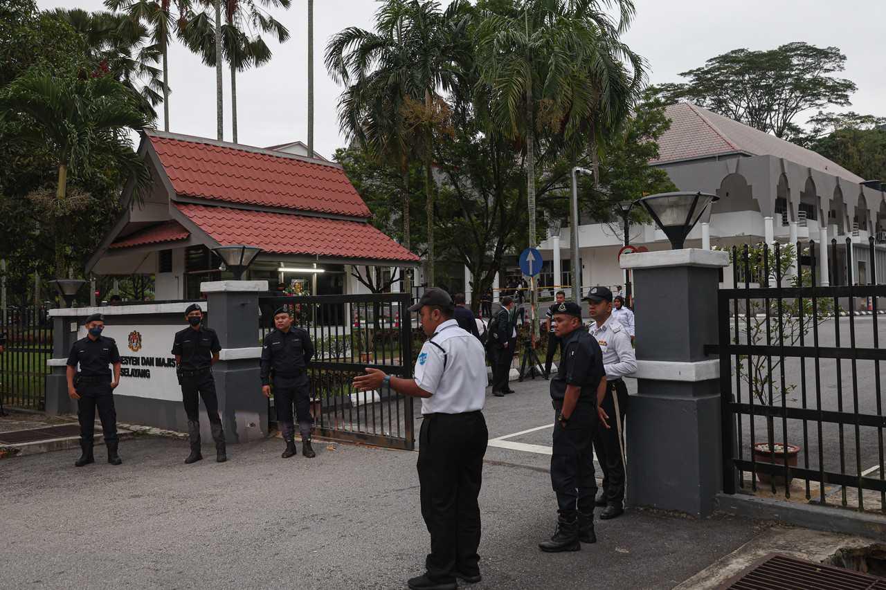 Pengamal media menunggu di Mahkamah Selayang menjelang ketibaan Muhammad Sanusi Md Nor untuk menghadapi pertuduhan berkaitan ucapannya baru-baru ini. Gambar: Bernama