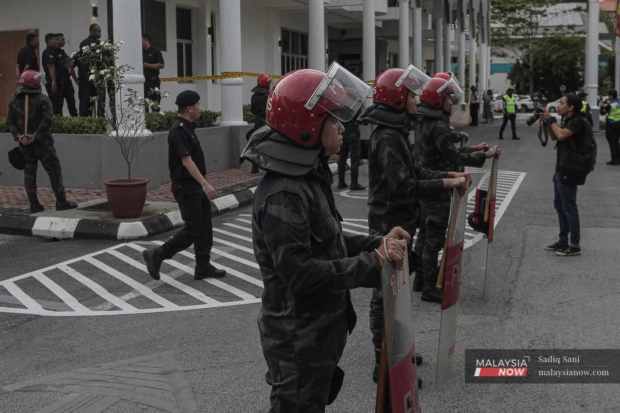 Enforcement personnal stand guard at the Selayang Sessions Court as Kedah Menteri Besar Muhammad Sanusi Md Nor is charged with sedition, July 18.