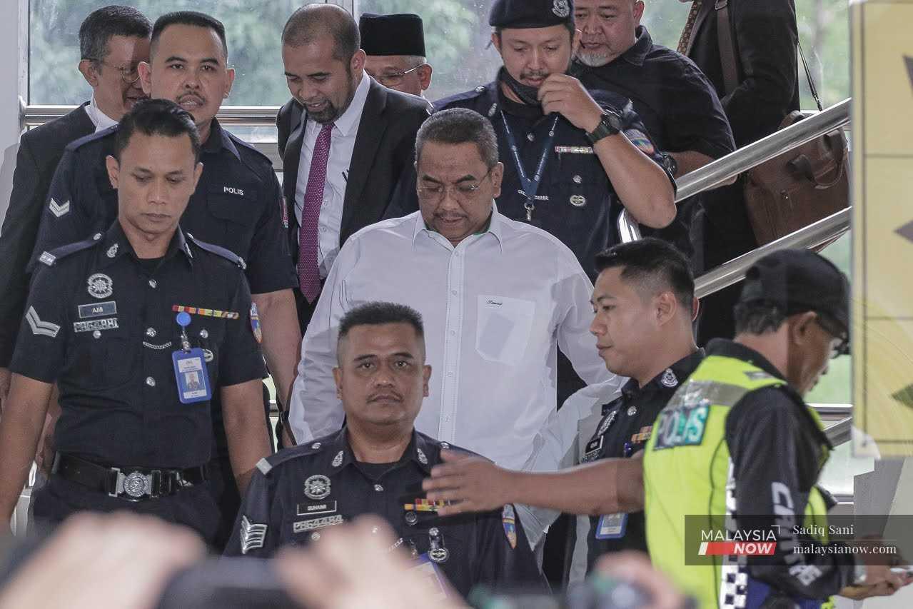 Menteri Besar Kedah Muhammad Sanusi di Mahkamah Selayang pada 18 Julai selepas beliau didakwa berucap menyentuh isu 3R kaum, agama dan royalti dalam ceramah politiknya.