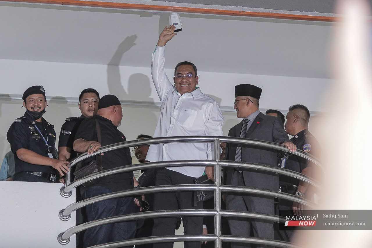 Menteri Besar Kedah Muhammad Sanusi Md Nor melambai kepada pemberita di Mahkamah Selayang pada 18 Julai selepas beliau didakwa menyentuh isu 3R iaitu kaum, agama dan raja.