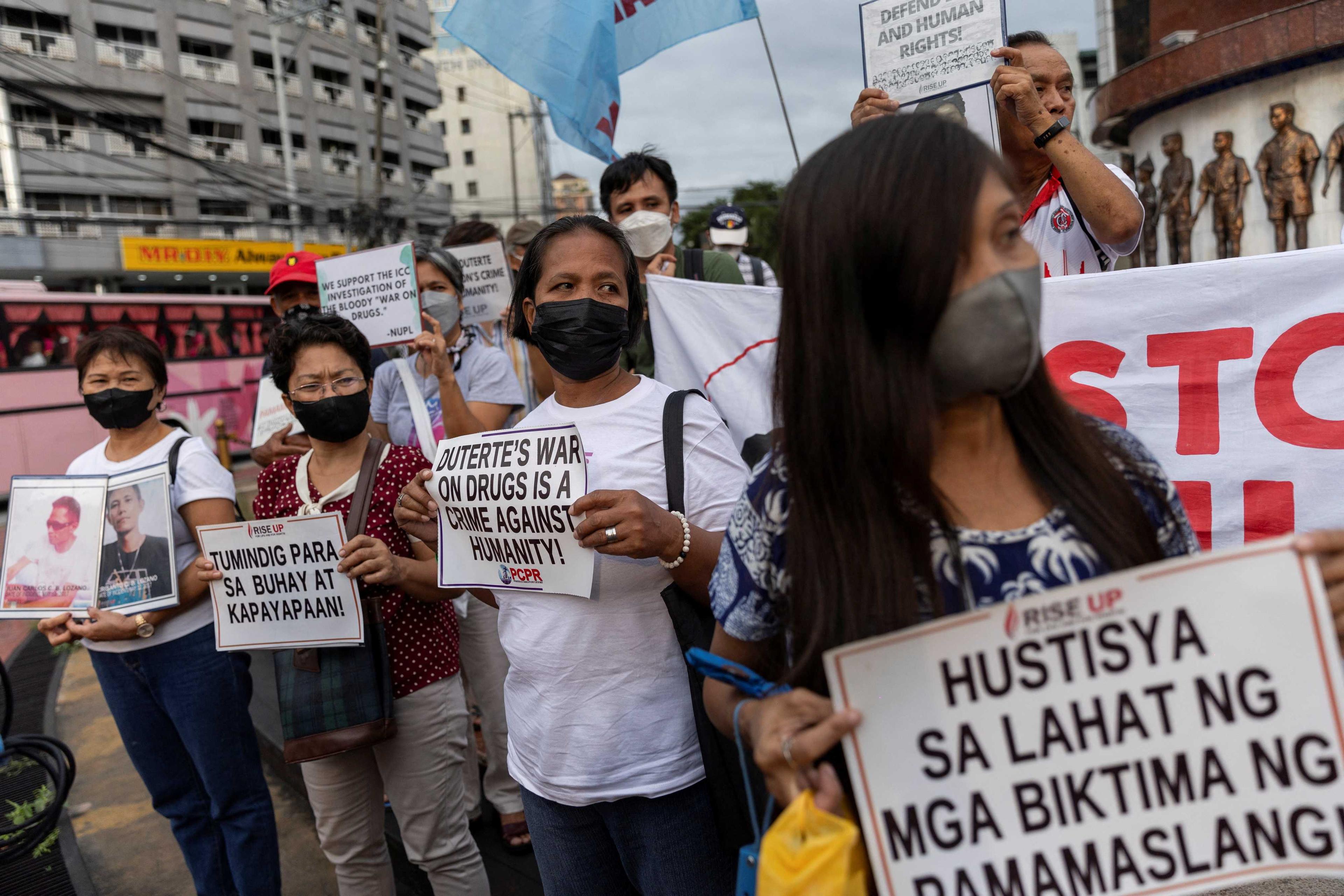 Keluarga mangsa perang dadah memegang sepanduk menyeru keadilan sewaktu perarakan solidariti selepas Mahkamah Jenayah Antarabangsa (ICC) memutuskan untuk meneruskan siasatan kes pembunuhan perang dadah di Filipina, di Quezon City, Filipina, 18 Julai. Gambar: Reuters