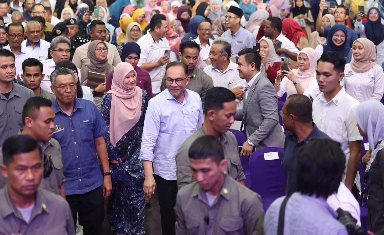 Prime Minister Anwar Ibrahim with Education Minister Fadhlina Sidek (second left) in Kubang Kerian, Kota Bharu, July 23. Photo: Bernama