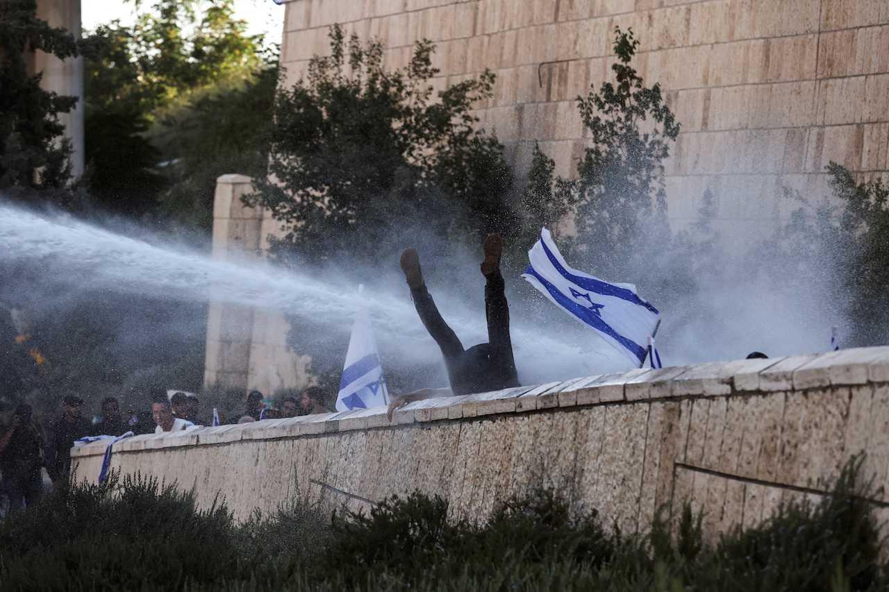 Police use a water cannon on protesters at a demonstration following a parliament vote on a contested bill that limits Supreme Court powers to void some government decisions, in Jerusalem, July 24. Photo: Reuters