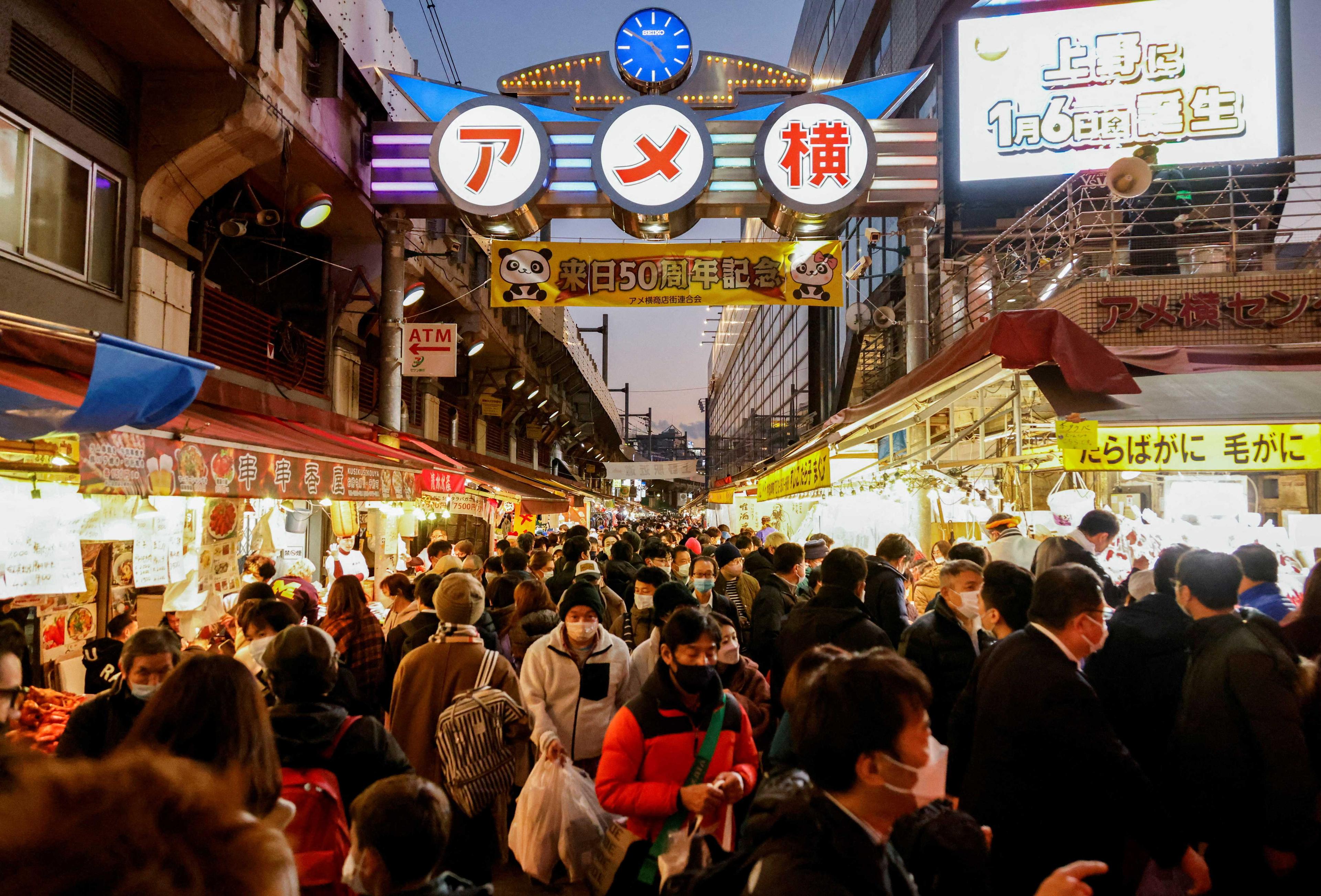 Pembeli berkerumun di kawasan beli-belah Ameyoko, yang merupakan pasar makanan jalanan terbesar di Tokyo, ketika mereka membeli-belah pada saat-saat akhir menjelang sambutan Tahun Baru di Tokyo, Jepun pada 29 Disember 2022. Gambar: Reuters