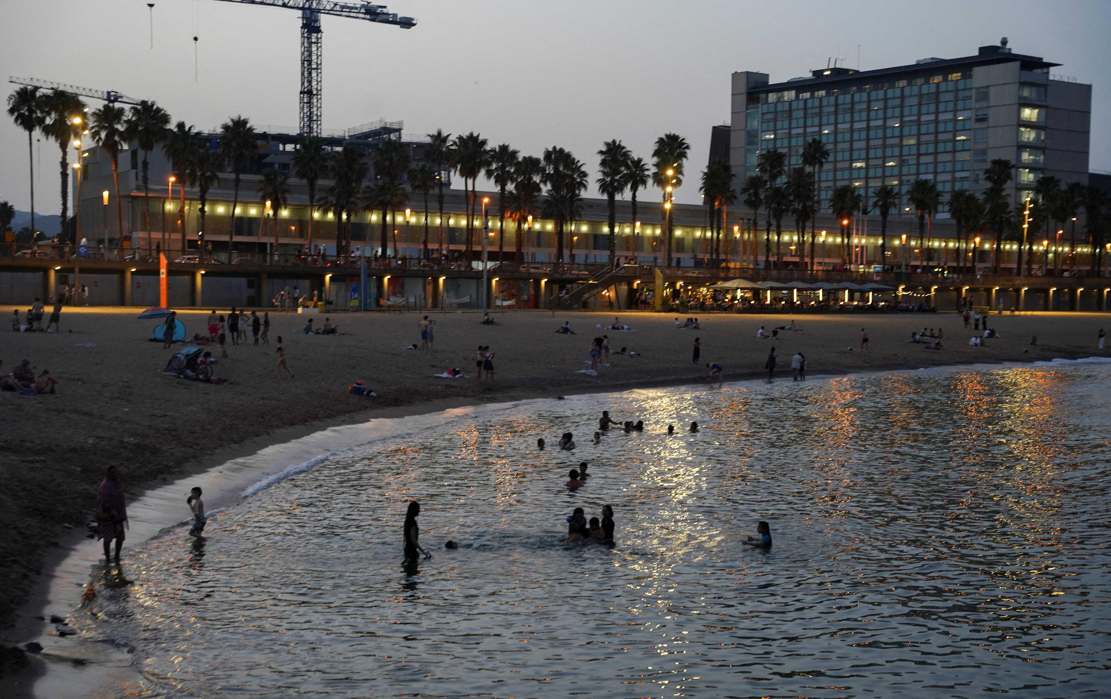 Tourists and locals take a swim in the Mediterranean Sea at Barceloneta beach, in Barcelona, Spain July 19. Photo: Reuters
