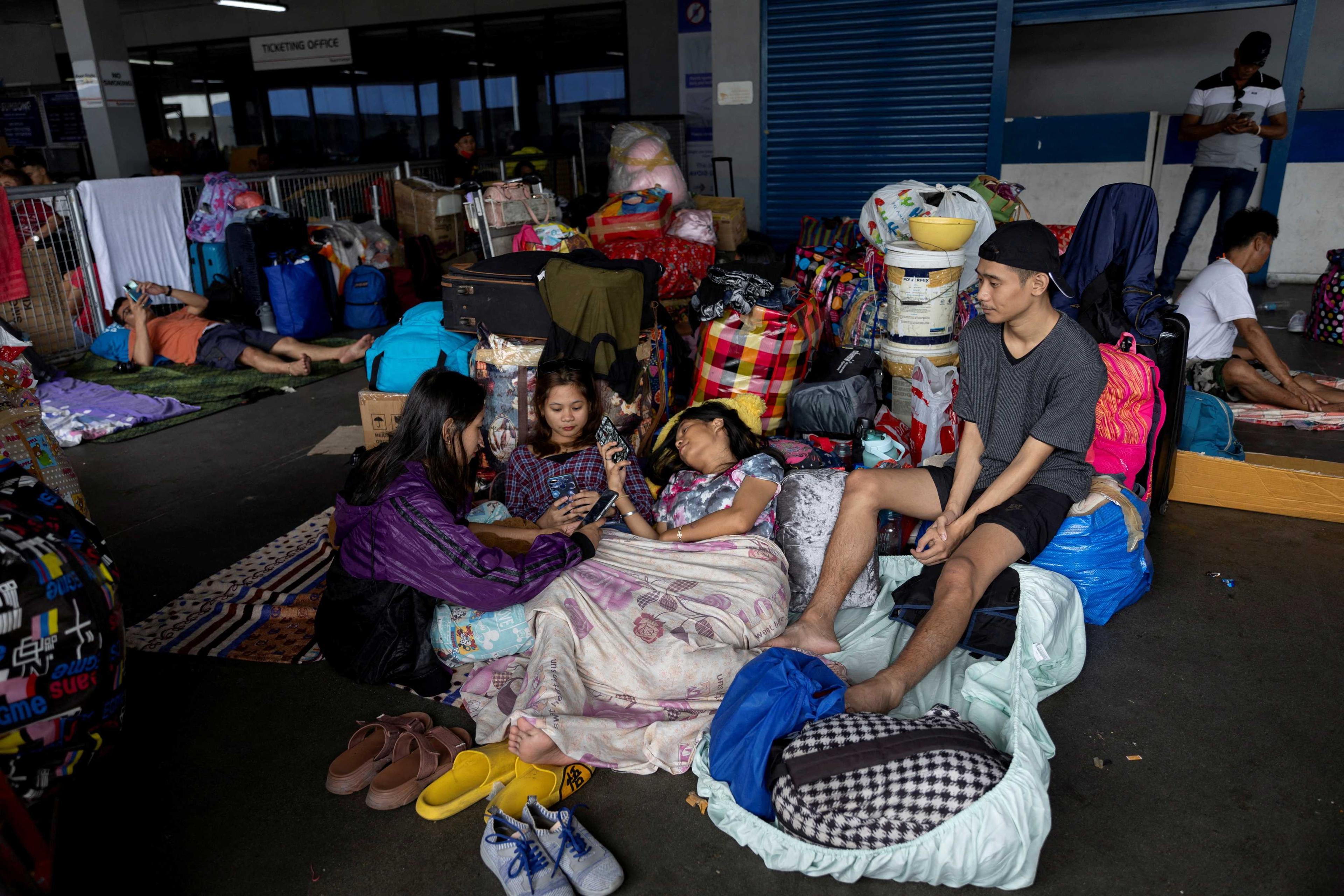 Penumpang yang terkandas di Pelabuhan Utara Manila berlindung di terminal itu di tengah-tengah perjalanan yang dibatalkan akibat Taufan Doksuri, di Manila, Filipina, 25 Julai. Gambar: Reuters