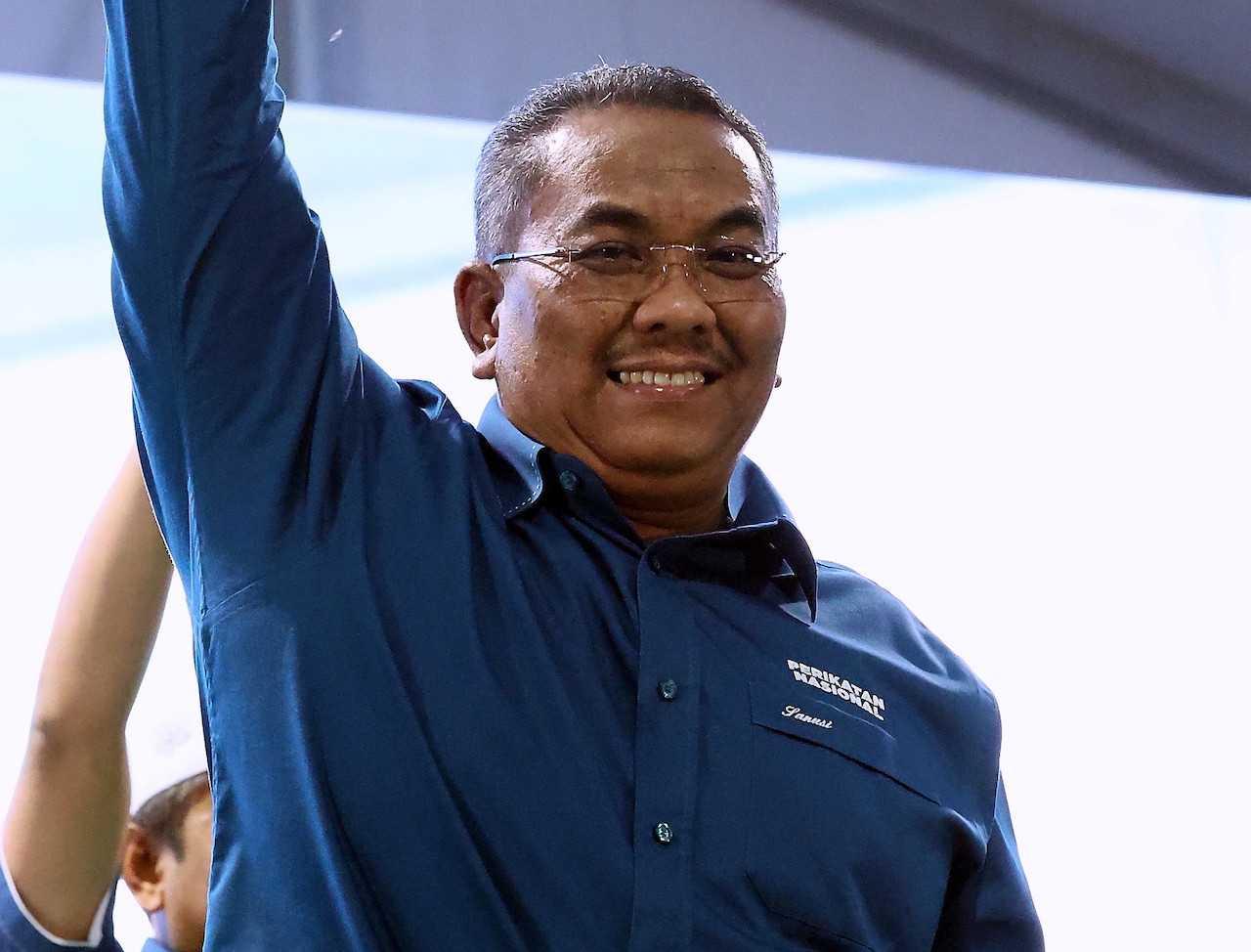 Menteri Besar Kedah Muhammad Sanusi Md Nor melambai pada majlis mengumumkan calon Perikatan Nasional bagi Pilihan Raya Negeri akan datang di Alor Setar, 26 Julai. Gambar: Bernama