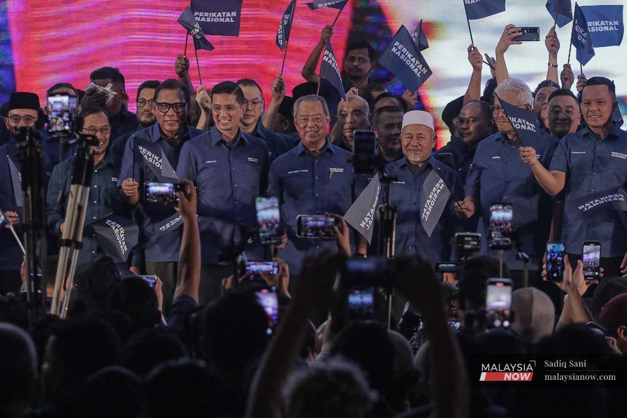 Pengerusi Perikatan Nasional (PN) Muhyiddin Yassin bersama pemimpin dan calon PN bagi Pilihan Raya Negeri Selangor di Taman Medan, Selangor pada 26 Julai.