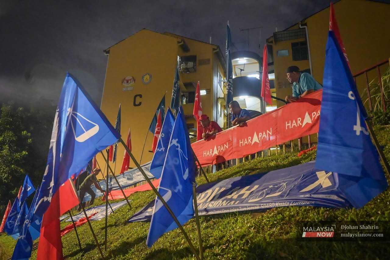 Petugas Pakatan Harapan melakukan kerja-kerja memacak bendera parti bagi persiapan menghadapi Pilihan Raya Umum ke-15 yang akan berlangsung pada 19 November 2022 di Taman Keramat Permai.