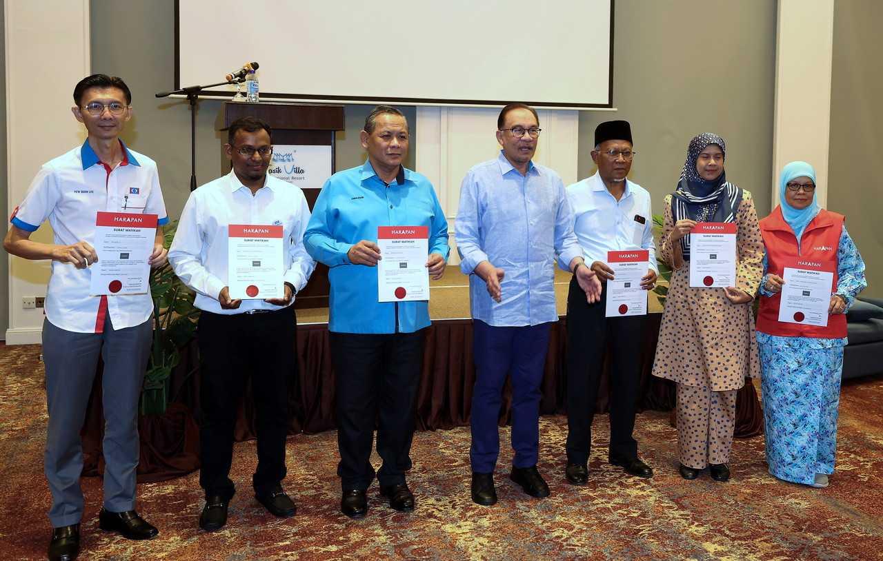 Prime Minister Anwar Ibrahim with PKR's candidates for Negeri Sembilan. From left: Yew Boon Lye, Rajasekaran, Aminuddin Harun, Ismail Ahmad, Nur Zunita Begum and Tengku Zamrah Tengku Sulaiman. Photo: Bernama