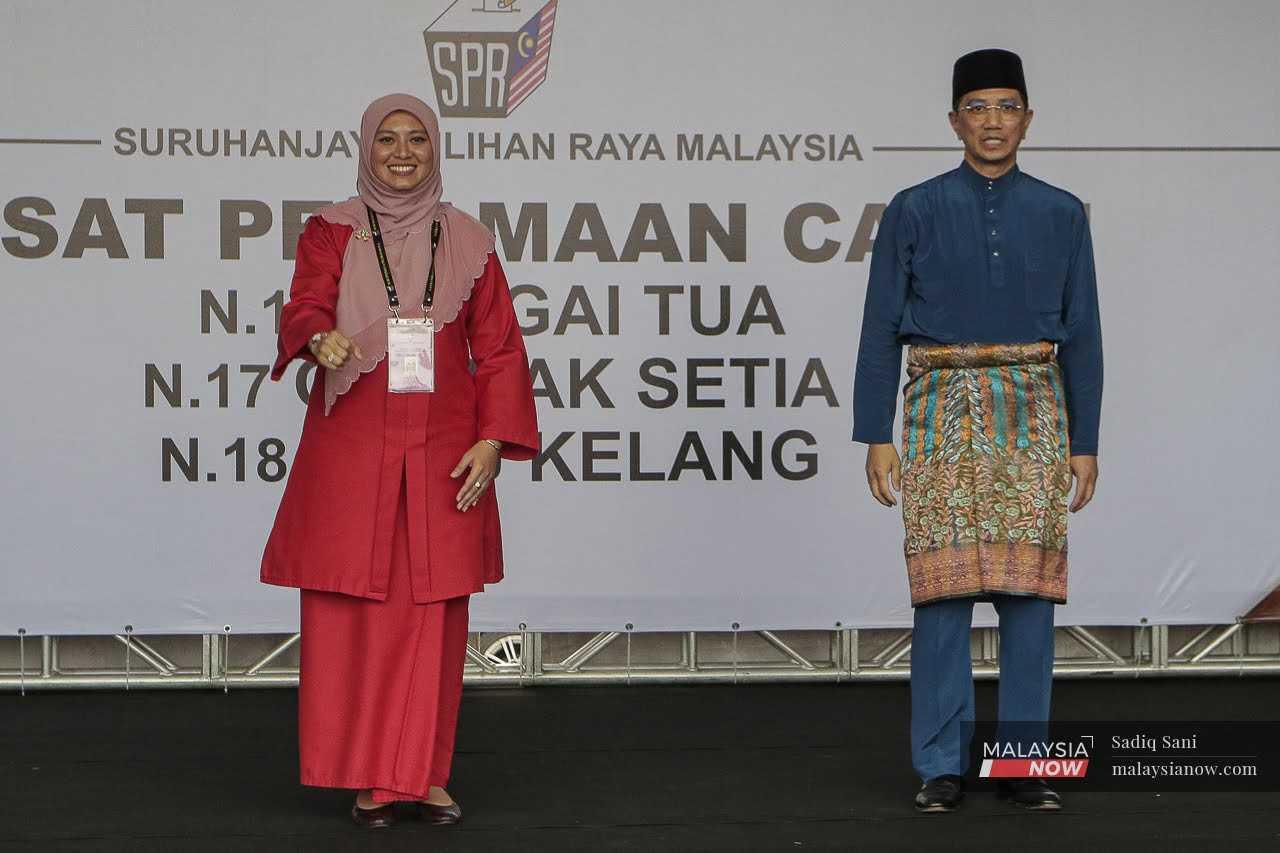 Selangor Perikatan Nasional chairman Mohamed Azmin Ali with his contender for the Hulu Kelang seat, Pakatan Harapan's Juwairiya Zulkifli. 
