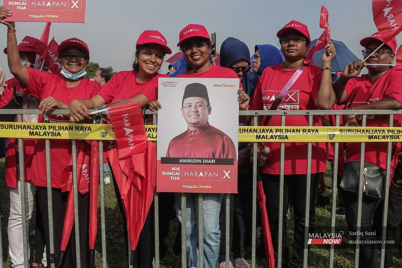 Penyokong Pakatan Harapan-Barisan Nasional di Pusat Penamaan Calon di Gombak, 29 Julai.