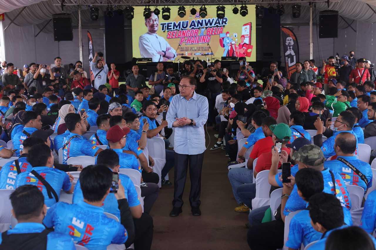 Perdana Menteri Anwar Ibrahim bercakap semasa sesi bersama penghantar makanan atau p-hailing di Petaling Jaya, Selangor, 22 Julai. Gambar: Bernama