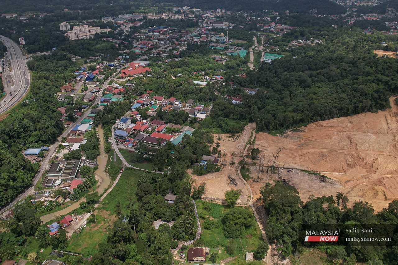 Pemandangan udara tanah yang dibersihkan di mana sebuah depoh akan dibina bersebelahan Taman Permai Jaya dan Kampung Sungai Salak di Batu 10, Gombak. 