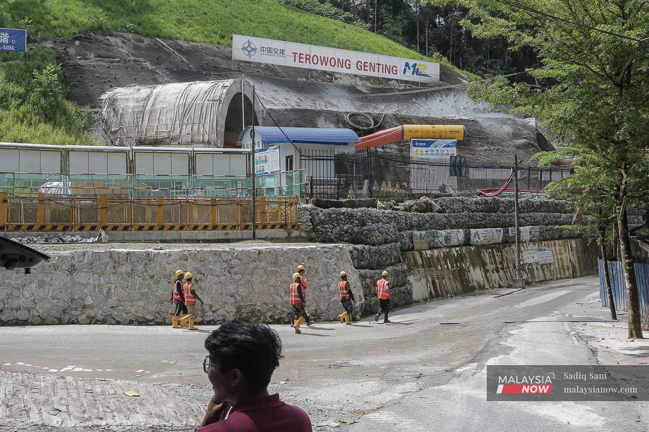 Pekerja binaan di terowong ECRL Genting, bersebelahan sungai rekreasi di Alang Sedayu, Batu 12 Gombak. 