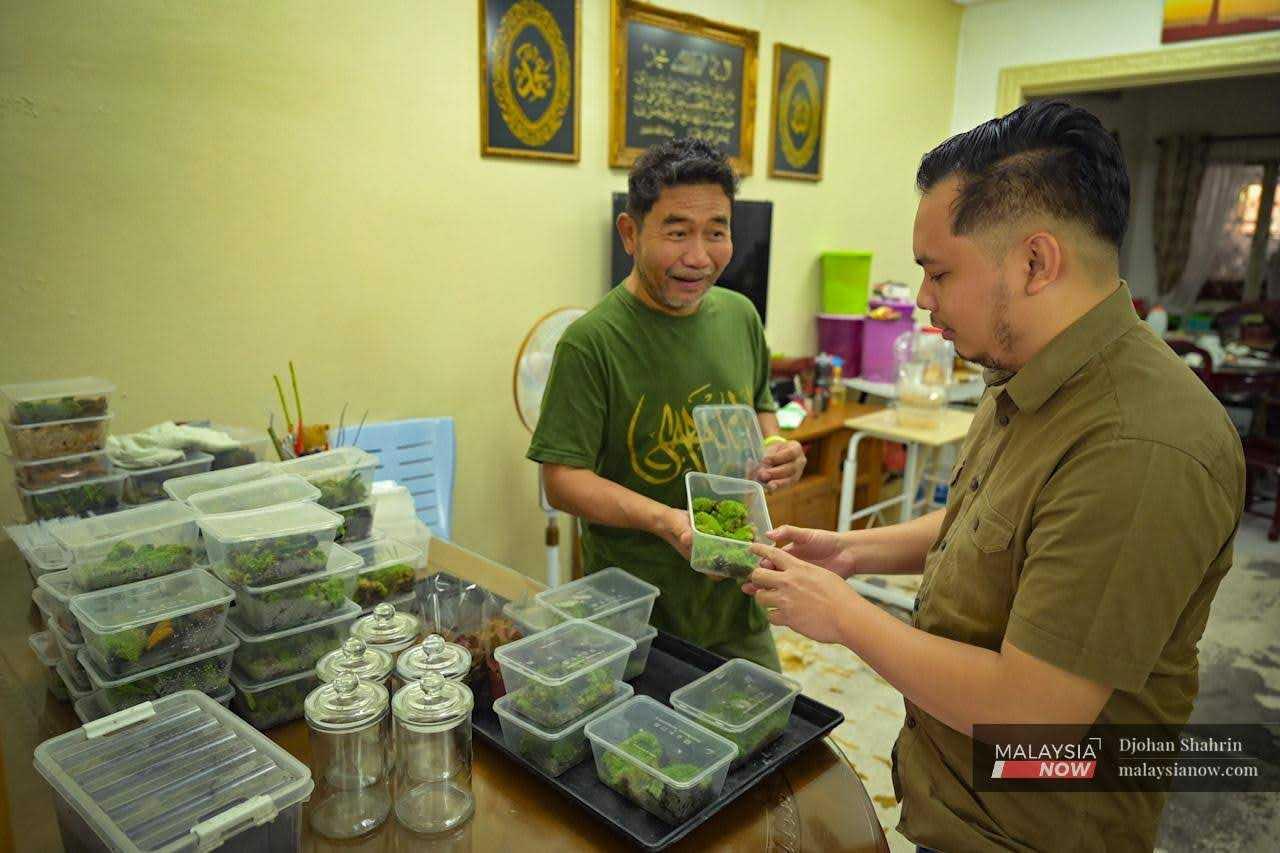 A loyal customer visits Aziz at his home in Balakong to purchase moss. Each container is sold at RM20, which is significantly lower than the market price of RM40 to RM55 per container.