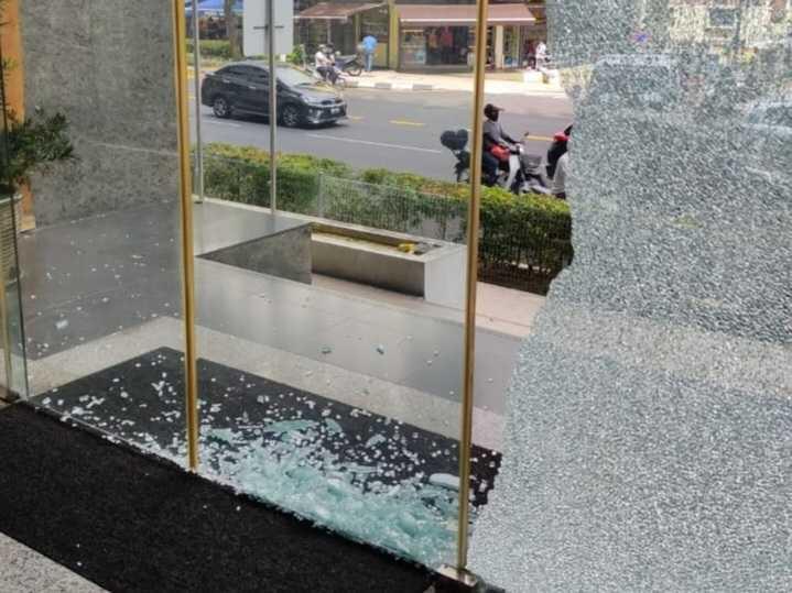 Polis berkata lelaki berusia 36 tahun yang memecahkan panel kaca bangunan ibu pejabat PAS berada di bawah pengaruh dadah. Gambar: Facebook