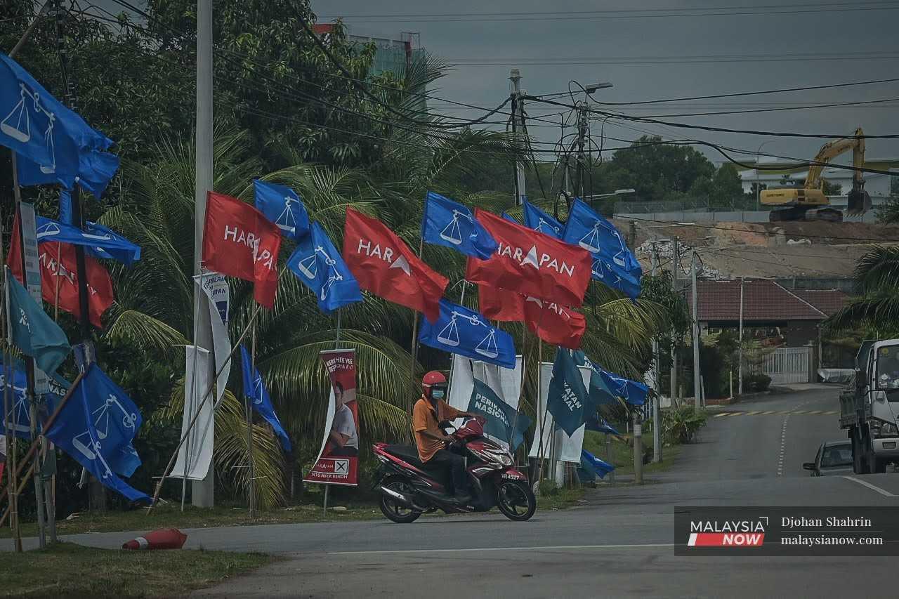 Gambar fail menunjukkan bendera Pakatan Harapan dan Barisan Nasional dilihat sebelum Pilihan Raya Umum ke-15 pada 19 November 2022.